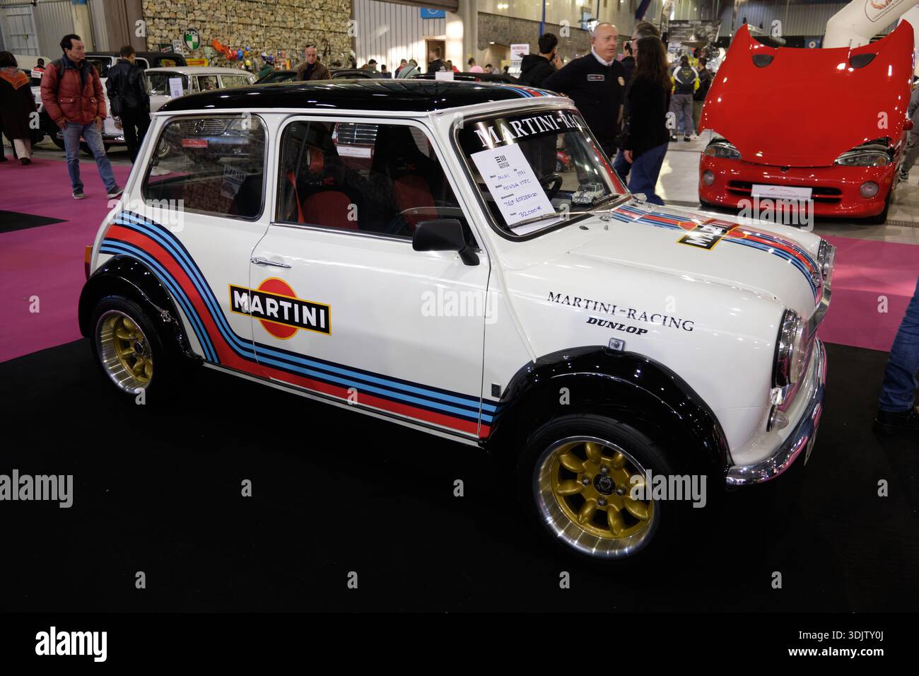 Málaga, Spagna - 24 gennaio 2026: Mini nei colori Martini al Salone d'auto retro Málaga. Foto Stock