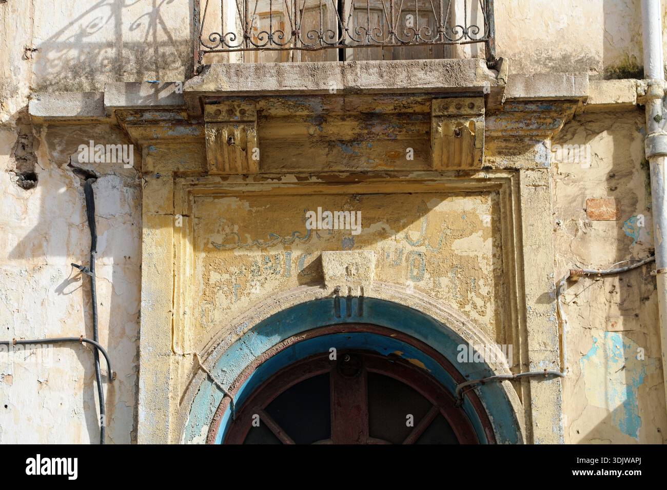 I resti di un hotel dell'epoca coloniale francese in Rue Oslo a Rabat Foto Stock