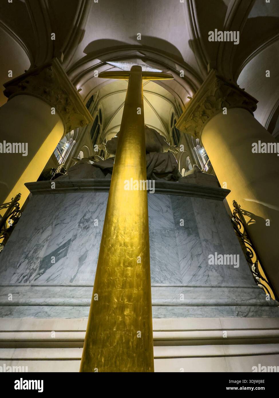 Una gigantesca croce dorata nella cattedrale di Notre Dame - Parigi, Francia Foto Stock
