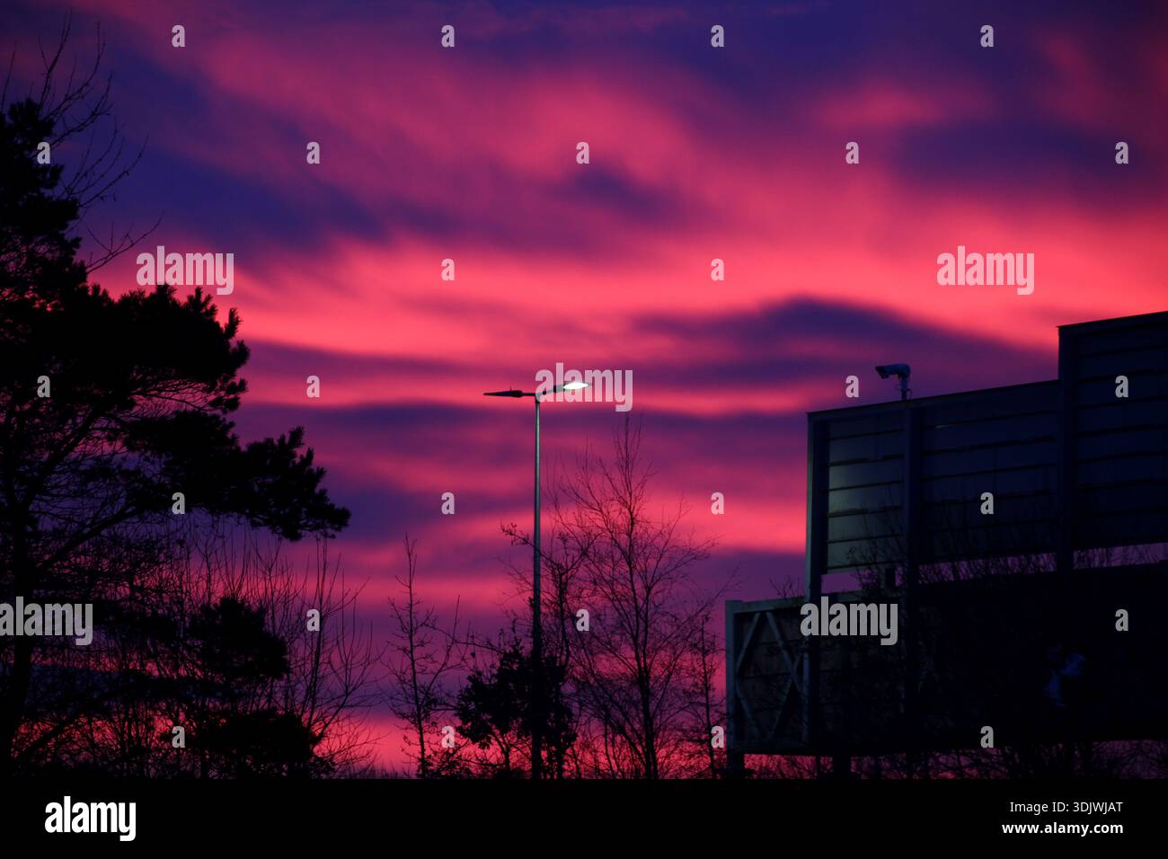 colori forti che riempiono il cielo durante l'alba di prima mattina Foto Stock