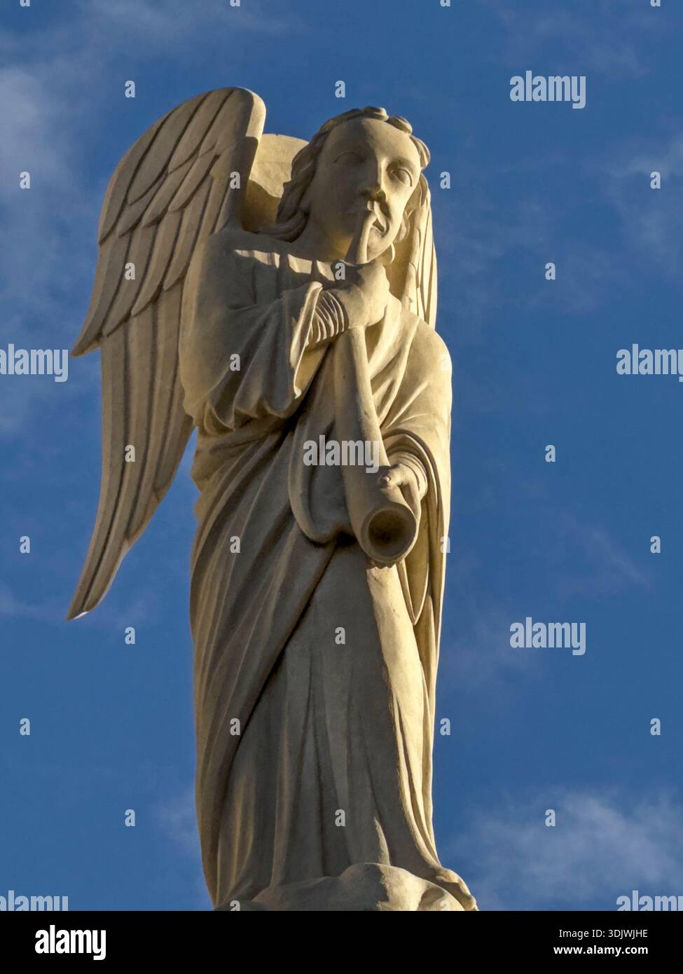 Scultura dell'Angelo della tromba o giudizio universale in cima alla cattedrale di Notre-Dame - Parigi, Francia Foto Stock