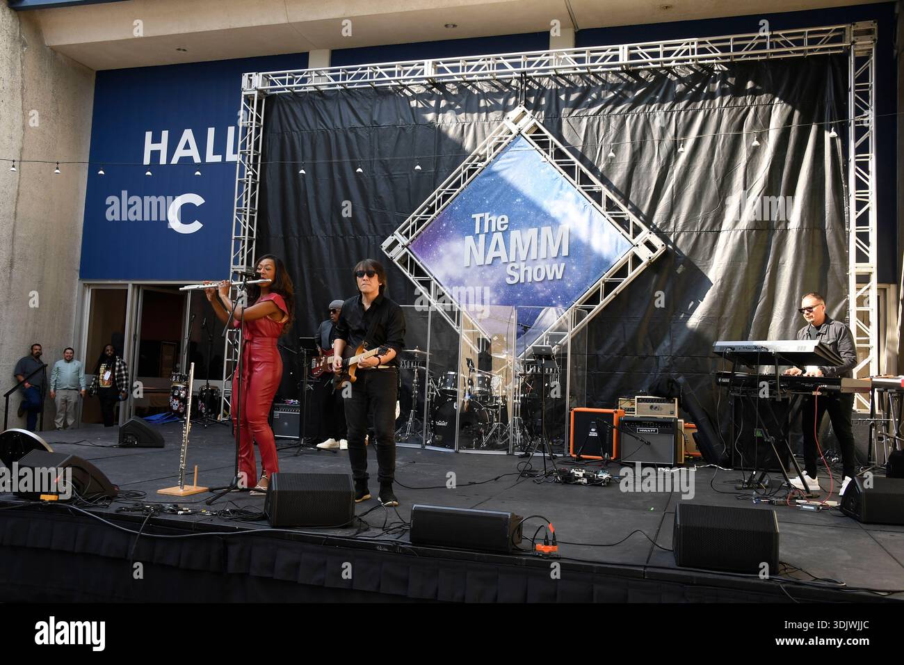 24 gennaio 2026, Anaheim, CA, Stati Uniti: Il Winter NAMM Show di Anaheim è la worldâ più grande fiera del settore musicâ, dove produttori, rivenditori, artisti e media si riuniscono per lanciare attrezzature, fare rete e partecipare a concerti e sessioni di formazione. più di 4.000 marchi e più di 90â paesi hanno rappresentato negli ultimi anni, lanciando nuovi strumenti, apparecchiature audio proâ e prodotti tecnologici musicâ. (Immagine di credito: © Dave Safley/ZUMA Press Wire) SOLO PER USO EDITORIALE! Non per USO commerciale! Foto Stock