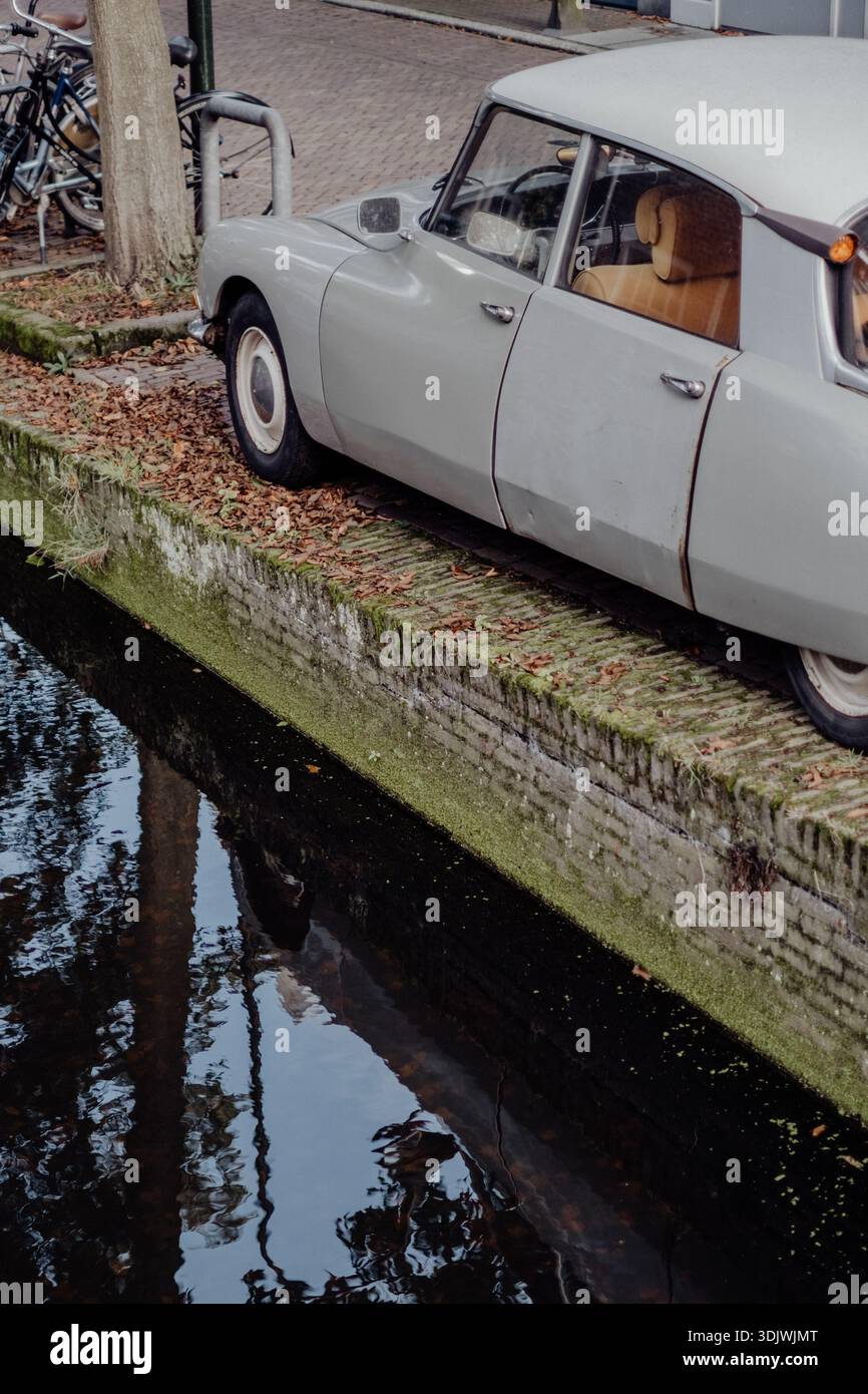 Citroen DS21 auto d'epoca parcheggiata da un canale di Amsterdam, design francese vintage nel paesaggio della città olandese. Foto Stock