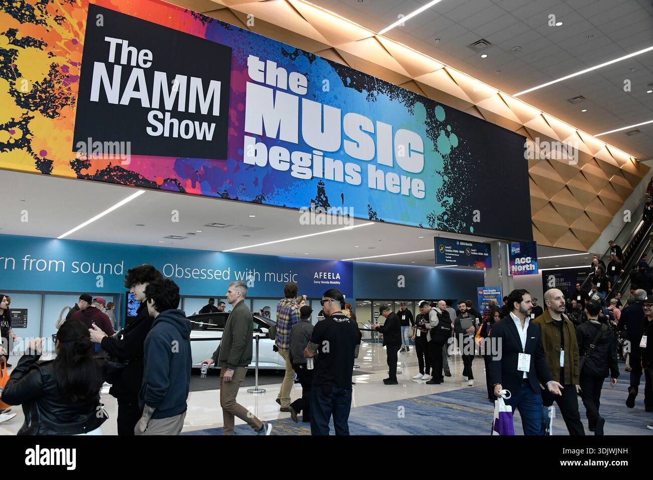 24 gennaio 2026, Anaheim, CA, Stati Uniti: Il Winter NAMM Show di Anaheim è la worldâ più grande fiera del settore musicâ, dove produttori, rivenditori, artisti e media si riuniscono per lanciare attrezzature, fare rete e partecipare a concerti e sessioni di formazione. più di 4.000 marchi e più di 90â paesi hanno rappresentato negli ultimi anni, lanciando nuovi strumenti, apparecchiature audio proâ e prodotti tecnologici musicâ. (Immagine di credito: © Dave Safley/ZUMA Press Wire) SOLO PER USO EDITORIALE! Non per USO commerciale! Foto Stock