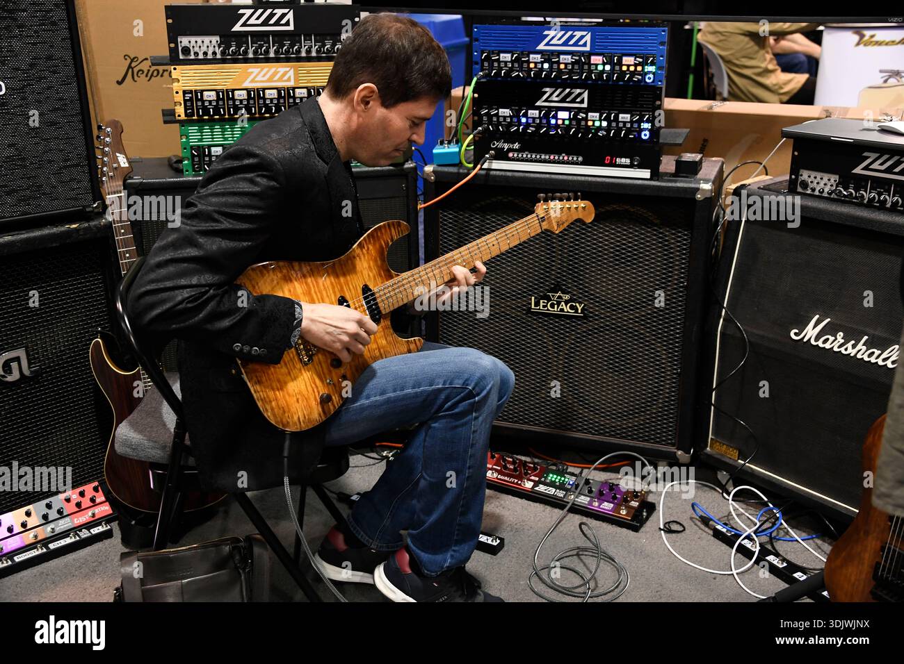 24 gennaio 2026, Anaheim, CA, Stati Uniti: Il Winter NAMM Show di Anaheim è la worldâ più grande fiera del settore musicâ, dove produttori, rivenditori, artisti e media si riuniscono per lanciare attrezzature, fare rete e partecipare a concerti e sessioni di formazione. più di 4.000 marchi e più di 90â paesi hanno rappresentato negli ultimi anni, lanciando nuovi strumenti, apparecchiature audio proâ e prodotti tecnologici musicâ. (Immagine di credito: © Dave Safley/ZUMA Press Wire) SOLO PER USO EDITORIALE! Non per USO commerciale! Foto Stock