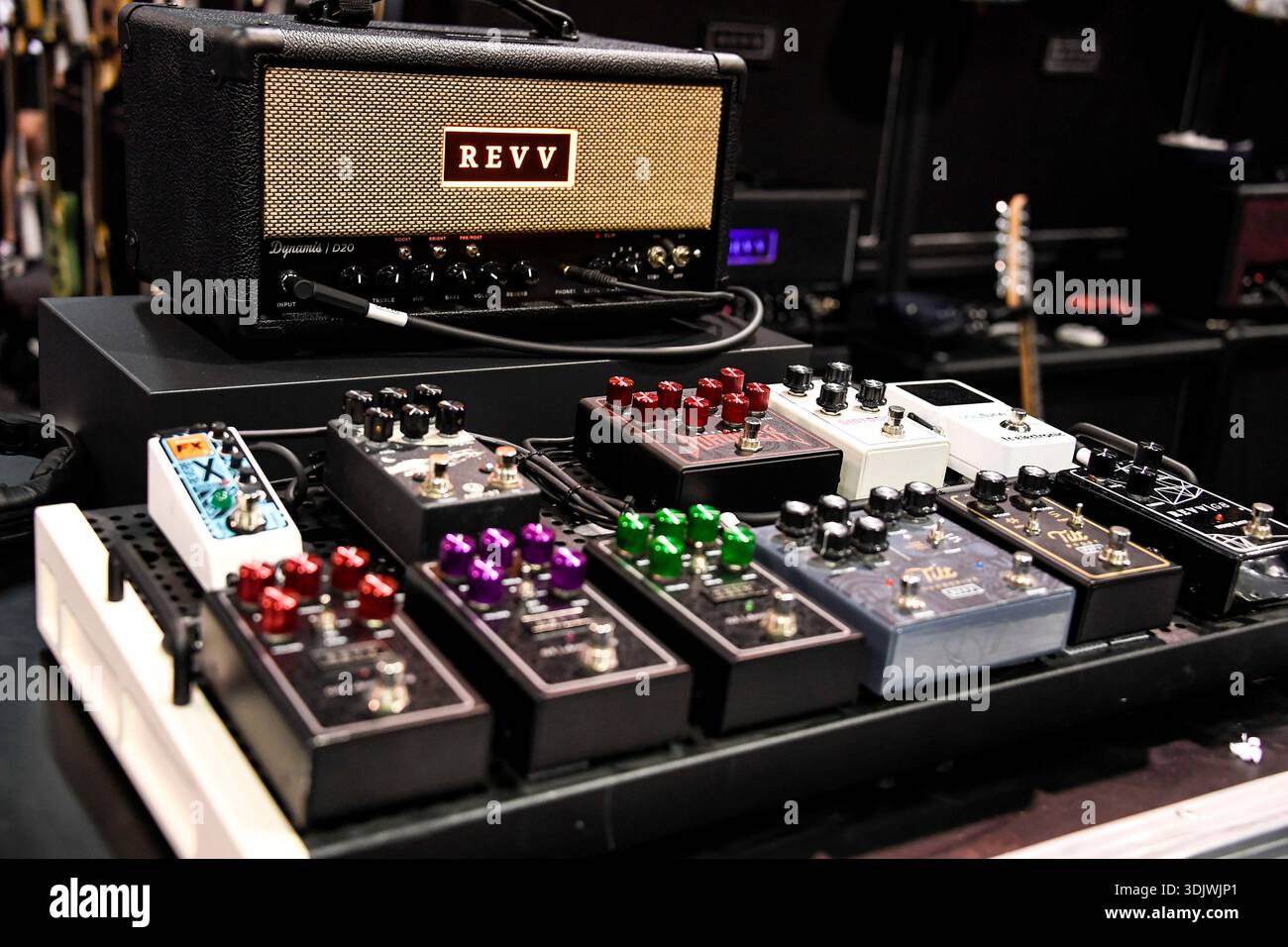 24 gennaio 2026, Anaheim, CA, Stati Uniti: Il Winter NAMM Show di Anaheim è la worldâ più grande fiera del settore musicâ, dove produttori, rivenditori, artisti e media si riuniscono per lanciare attrezzature, fare rete e partecipare a concerti e sessioni di formazione. più di 4.000 marchi e più di 90â paesi hanno rappresentato negli ultimi anni, lanciando nuovi strumenti, apparecchiature audio proâ e prodotti tecnologici musicâ. (Immagine di credito: © Dave Safley/ZUMA Press Wire) SOLO PER USO EDITORIALE! Non per USO commerciale! Foto Stock