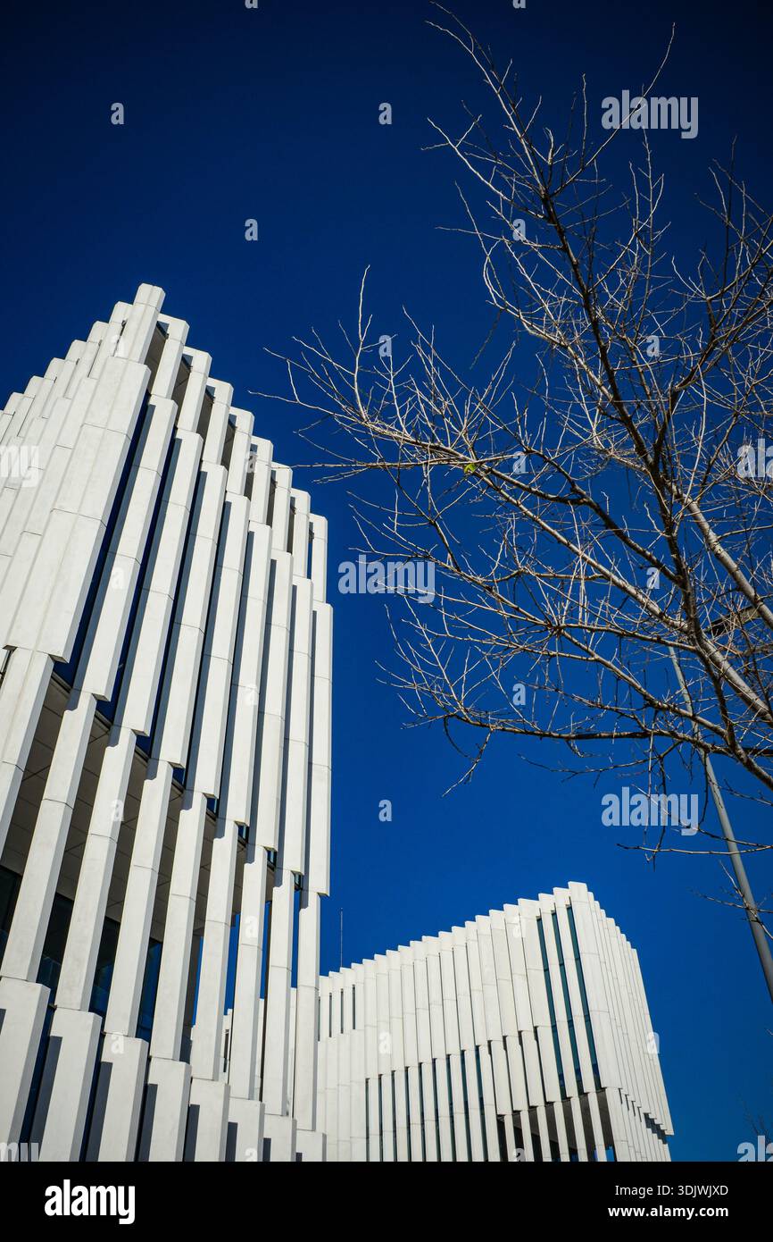 Edificio architettonico contemporaneo con linee pulite e pinne metalliche verticali, a Lisbona, Portogallo Foto Stock