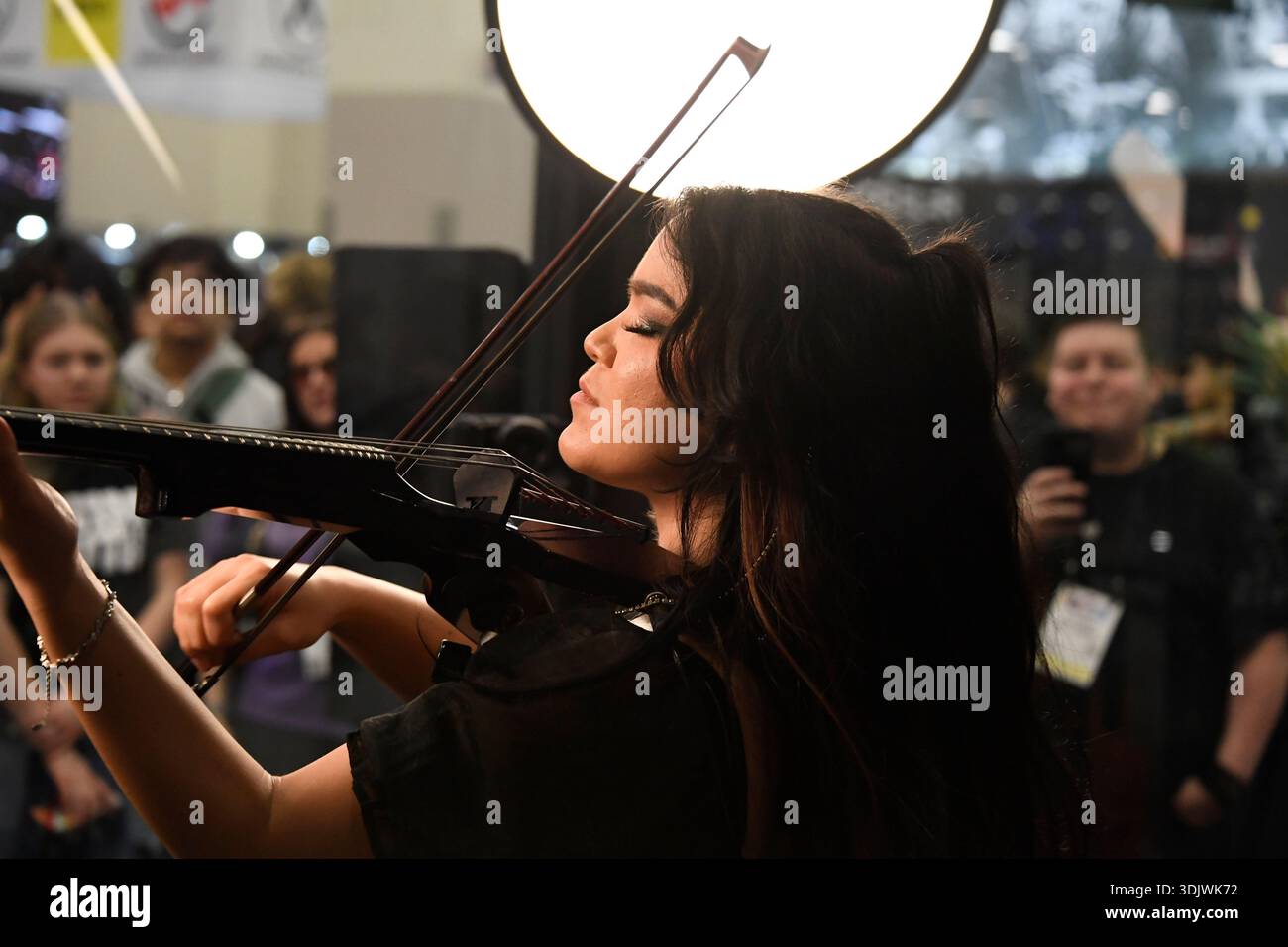 24 gennaio 2026, Anaheim, CA, Stati Uniti: Il Winter NAMM Show di Anaheim è la worldâ più grande fiera del settore musicâ, dove produttori, rivenditori, artisti e media si riuniscono per lanciare attrezzature, fare rete e partecipare a concerti e sessioni di formazione. più di 4.000 marchi e più di 90â paesi hanno rappresentato negli ultimi anni, lanciando nuovi strumenti, apparecchiature audio proâ e prodotti tecnologici musicâ. (Immagine di credito: © Dave Safley/ZUMA Press Wire) SOLO PER USO EDITORIALE! Non per USO commerciale! Foto Stock