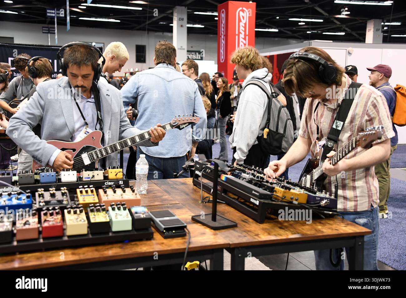 24 gennaio 2026, Anaheim, CA, Stati Uniti: Il Winter NAMM Show di Anaheim è la worldâ più grande fiera del settore musicâ, dove produttori, rivenditori, artisti e media si riuniscono per lanciare attrezzature, fare rete e partecipare a concerti e sessioni di formazione. più di 4.000 marchi e più di 90â paesi hanno rappresentato negli ultimi anni, lanciando nuovi strumenti, apparecchiature audio proâ e prodotti tecnologici musicâ. (Immagine di credito: © Dave Safley/ZUMA Press Wire) SOLO PER USO EDITORIALE! Non per USO commerciale! Foto Stock