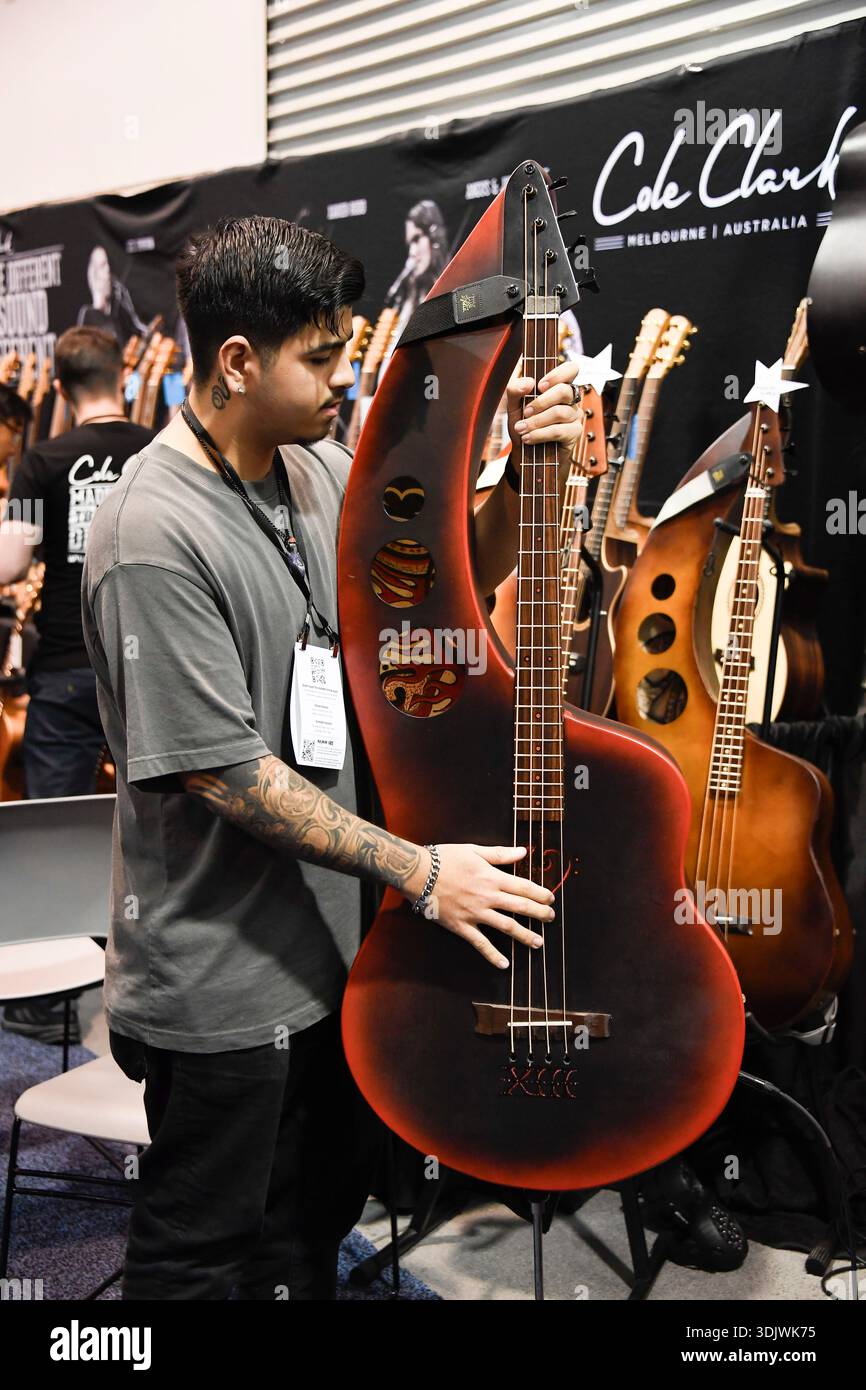 24 gennaio 2026, Anaheim, CA, Stati Uniti: Il Winter NAMM Show di Anaheim è la worldâ più grande fiera del settore musicâ, dove produttori, rivenditori, artisti e media si riuniscono per lanciare attrezzature, fare rete e partecipare a concerti e sessioni di formazione. più di 4.000 marchi e più di 90â paesi hanno rappresentato negli ultimi anni, lanciando nuovi strumenti, apparecchiature audio proâ e prodotti tecnologici musicâ. (Immagine di credito: © Dave Safley/ZUMA Press Wire) SOLO PER USO EDITORIALE! Non per USO commerciale! Foto Stock