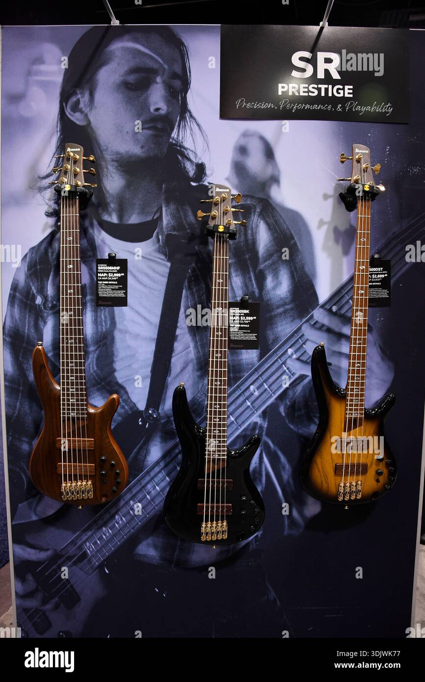 24 gennaio 2026, Anaheim, CA, Stati Uniti: Il Winter NAMM Show di Anaheim è la worldâ più grande fiera del settore musicâ, dove produttori, rivenditori, artisti e media si riuniscono per lanciare attrezzature, fare rete e partecipare a concerti e sessioni di formazione. più di 4.000 marchi e più di 90â paesi hanno rappresentato negli ultimi anni, lanciando nuovi strumenti, apparecchiature audio proâ e prodotti tecnologici musicâ. (Immagine di credito: © Dave Safley/ZUMA Press Wire) SOLO PER USO EDITORIALE! Non per USO commerciale! Foto Stock