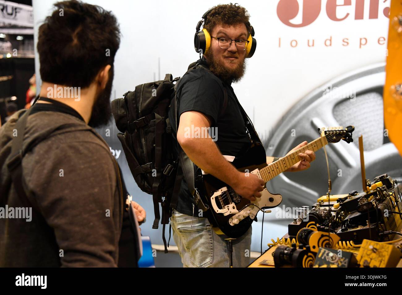 24 gennaio 2026, Anaheim, CA, Stati Uniti: Il Winter NAMM Show di Anaheim è la worldâ più grande fiera del settore musicâ, dove produttori, rivenditori, artisti e media si riuniscono per lanciare attrezzature, fare rete e partecipare a concerti e sessioni di formazione. più di 4.000 marchi e più di 90â paesi hanno rappresentato negli ultimi anni, lanciando nuovi strumenti, apparecchiature audio proâ e prodotti tecnologici musicâ. (Immagine di credito: © Dave Safley/ZUMA Press Wire) SOLO PER USO EDITORIALE! Non per USO commerciale! Foto Stock