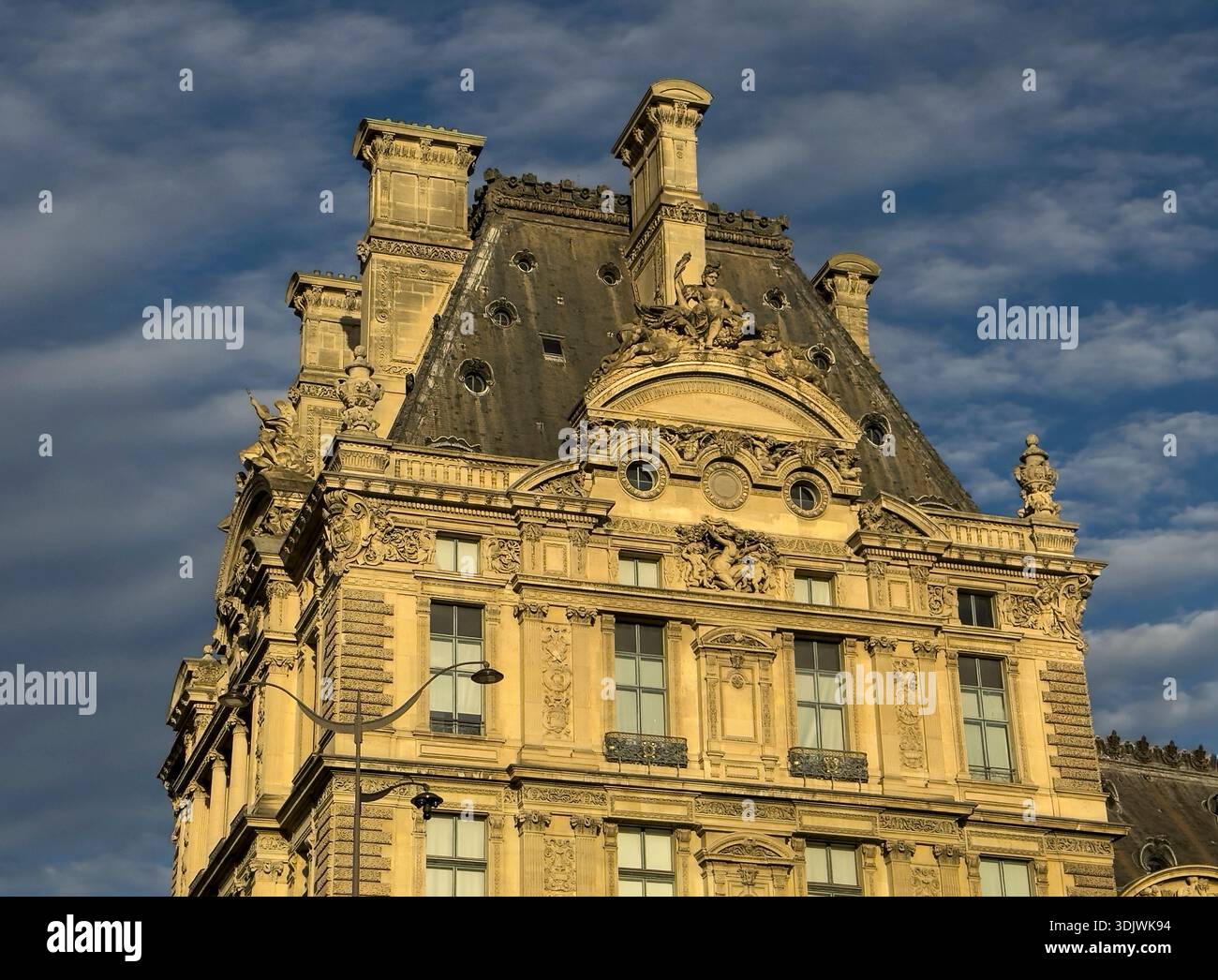 Arco classico in stile secondo impero del Pavillon de Flore parte del Museo del Louvre - Parigi, Francia Foto Stock