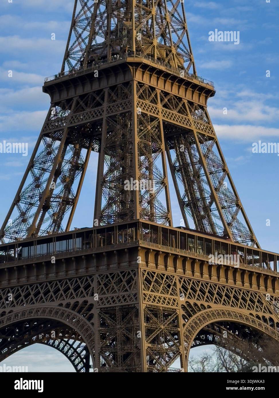 Dettaglio della struttura geometrica metallica della Torre Eiffel - Parigi, Francia Foto Stock