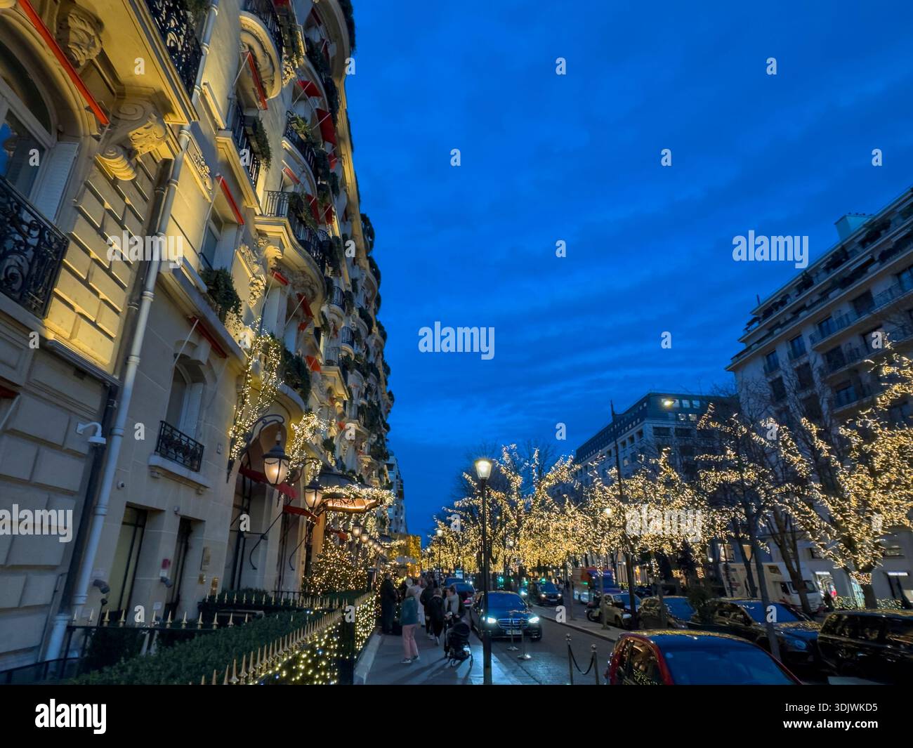 Luci natalizie su Avenue Montaigne, famosa per i suoi negozi di lusso - Parigi, Francia Foto Stock