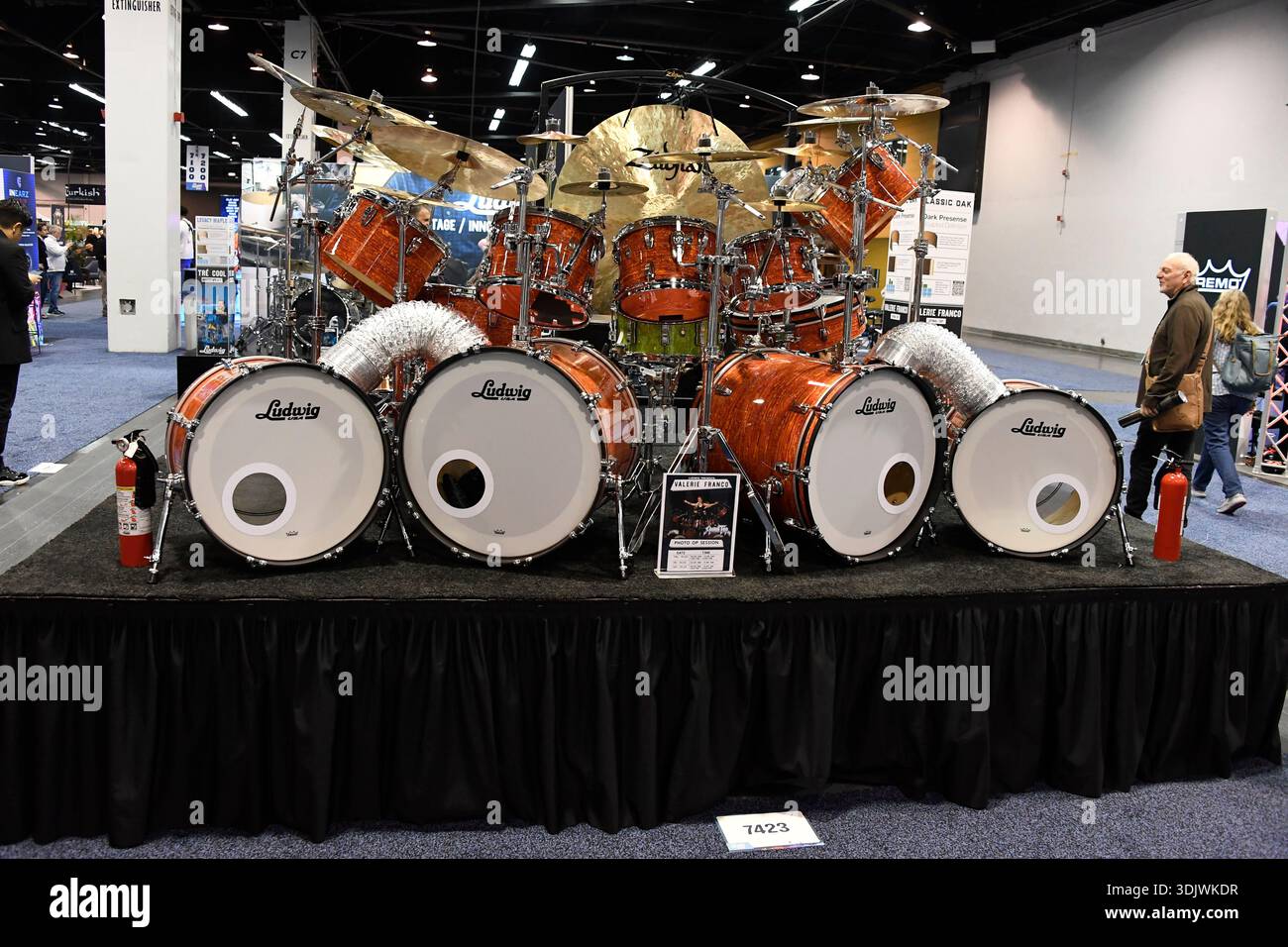 24 gennaio 2026, Anaheim, CA, Stati Uniti: Il Winter NAMM Show di Anaheim è la worldâ più grande fiera del settore musicâ, dove produttori, rivenditori, artisti e media si riuniscono per lanciare attrezzature, fare rete e partecipare a concerti e sessioni di formazione. più di 4.000 marchi e più di 90â paesi hanno rappresentato negli ultimi anni, lanciando nuovi strumenti, apparecchiature audio proâ e prodotti tecnologici musicâ. (Immagine di credito: © Dave Safley/ZUMA Press Wire) SOLO PER USO EDITORIALE! Non per USO commerciale! Foto Stock