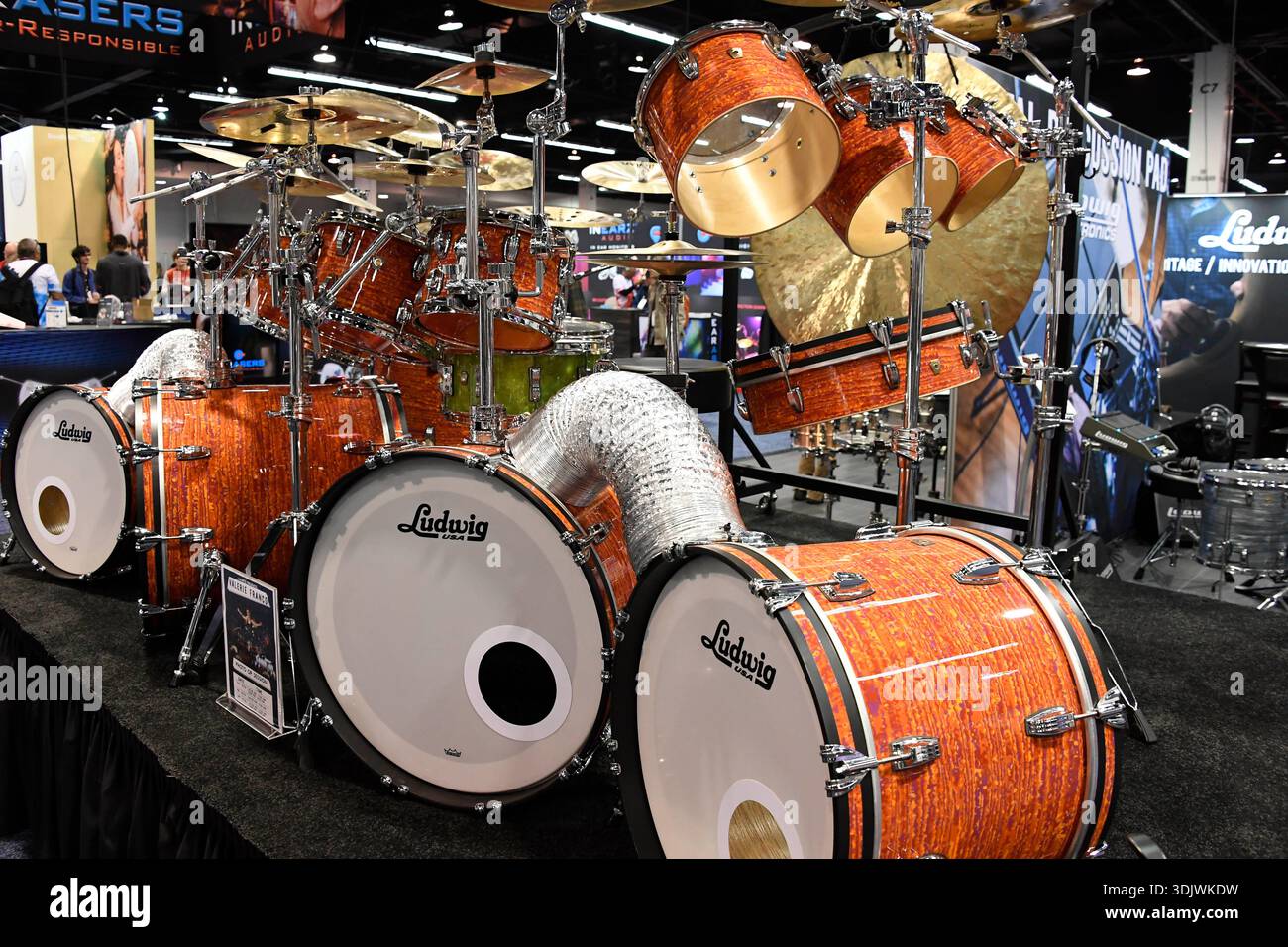 24 gennaio 2026, Anaheim, CA, Stati Uniti: Il Winter NAMM Show di Anaheim è la worldâ più grande fiera del settore musicâ, dove produttori, rivenditori, artisti e media si riuniscono per lanciare attrezzature, fare rete e partecipare a concerti e sessioni di formazione. più di 4.000 marchi e più di 90â paesi hanno rappresentato negli ultimi anni, lanciando nuovi strumenti, apparecchiature audio proâ e prodotti tecnologici musicâ. (Immagine di credito: © Dave Safley/ZUMA Press Wire) SOLO PER USO EDITORIALE! Non per USO commerciale! Foto Stock