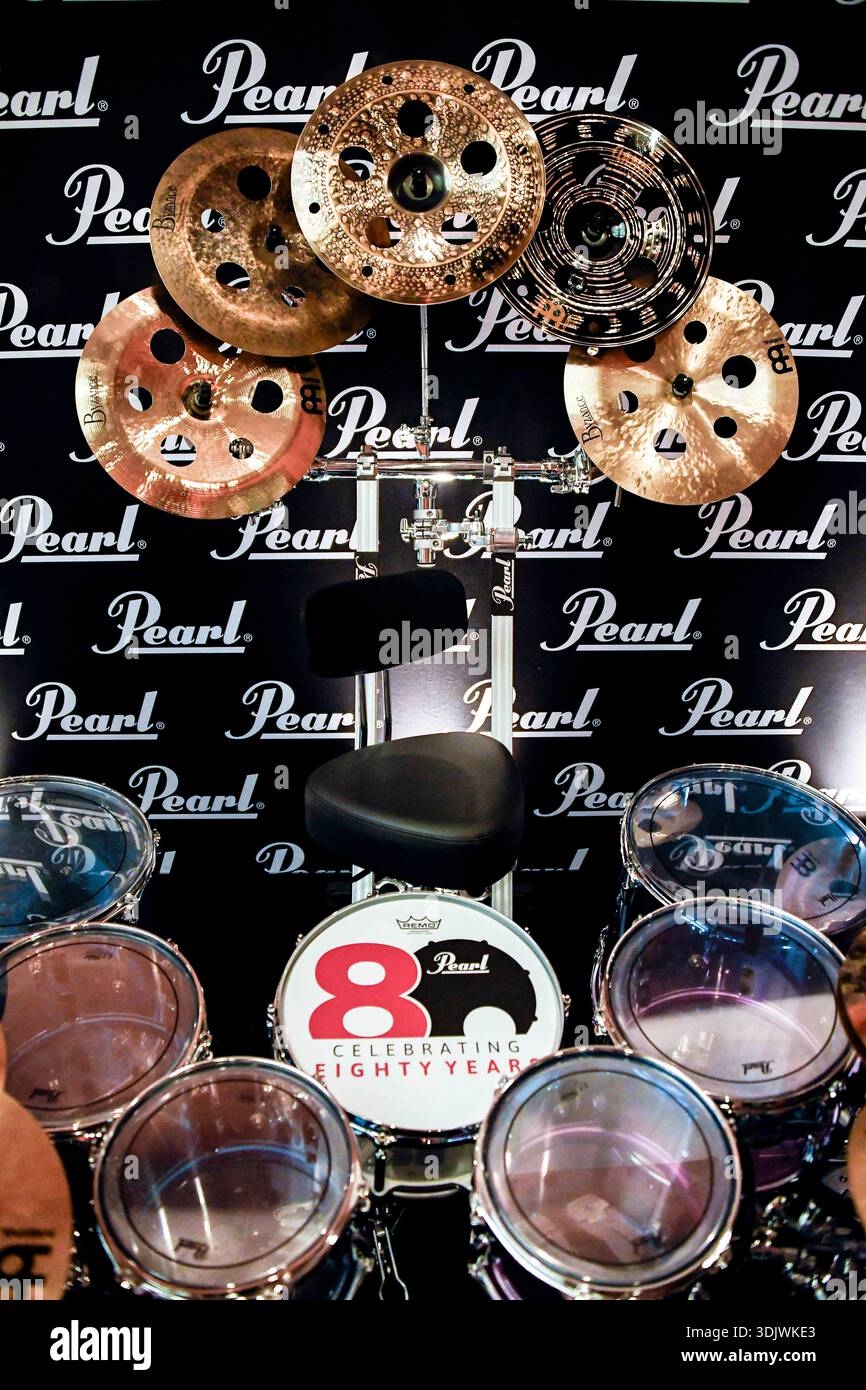 24 gennaio 2026, Anaheim, CA, Stati Uniti: Il Winter NAMM Show di Anaheim è la worldâ più grande fiera del settore musicâ, dove produttori, rivenditori, artisti e media si riuniscono per lanciare attrezzature, fare rete e partecipare a concerti e sessioni di formazione. più di 4.000 marchi e più di 90â paesi hanno rappresentato negli ultimi anni, lanciando nuovi strumenti, apparecchiature audio proâ e prodotti tecnologici musicâ. (Immagine di credito: © Dave Safley/ZUMA Press Wire) SOLO PER USO EDITORIALE! Non per USO commerciale! Foto Stock