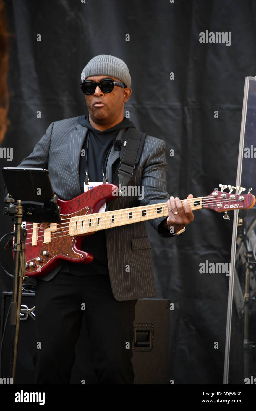 24 gennaio 2026, Anaheim, CA, Stati Uniti: Il Winter NAMM Show di Anaheim è la worldâ più grande fiera del settore musicâ, dove produttori, rivenditori, artisti e media si riuniscono per lanciare attrezzature, fare rete e partecipare a concerti e sessioni di formazione. più di 4.000 marchi e più di 90â paesi hanno rappresentato negli ultimi anni, lanciando nuovi strumenti, apparecchiature audio proâ e prodotti tecnologici musicâ. (Immagine di credito: © Dave Safley/ZUMA Press Wire) SOLO PER USO EDITORIALE! Non per USO commerciale! Foto Stock