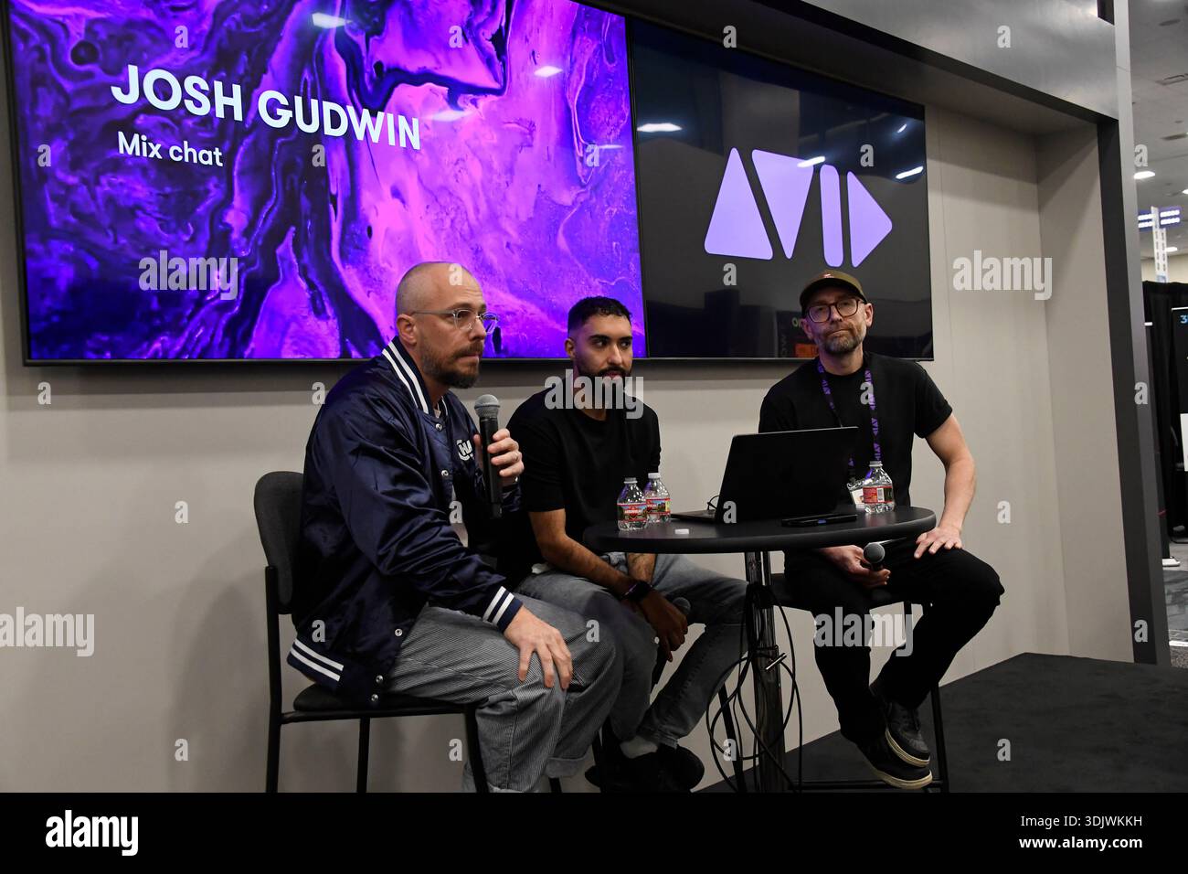 24 gennaio 2026, Anaheim, CA, Stati Uniti: Il Winter NAMM Show di Anaheim è la worldâ più grande fiera del settore musicâ, dove produttori, rivenditori, artisti e media si riuniscono per lanciare attrezzature, fare rete e partecipare a concerti e sessioni di formazione. più di 4.000 marchi e più di 90â paesi hanno rappresentato negli ultimi anni, lanciando nuovi strumenti, apparecchiature audio proâ e prodotti tecnologici musicâ. (Immagine di credito: © Dave Safley/ZUMA Press Wire) SOLO PER USO EDITORIALE! Non per USO commerciale! Foto Stock