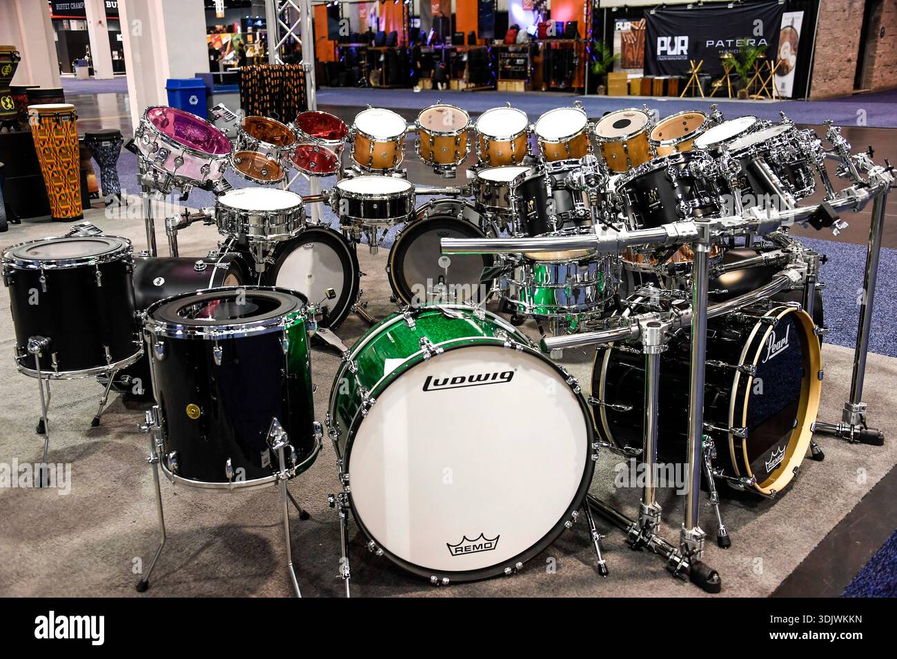 24 gennaio 2026, Anaheim, CA, Stati Uniti: Il Winter NAMM Show di Anaheim è la worldâ più grande fiera del settore musicâ, dove produttori, rivenditori, artisti e media si riuniscono per lanciare attrezzature, fare rete e partecipare a concerti e sessioni di formazione. più di 4.000 marchi e più di 90â paesi hanno rappresentato negli ultimi anni, lanciando nuovi strumenti, apparecchiature audio proâ e prodotti tecnologici musicâ. (Immagine di credito: © Dave Safley/ZUMA Press Wire) SOLO PER USO EDITORIALE! Non per USO commerciale! Foto Stock