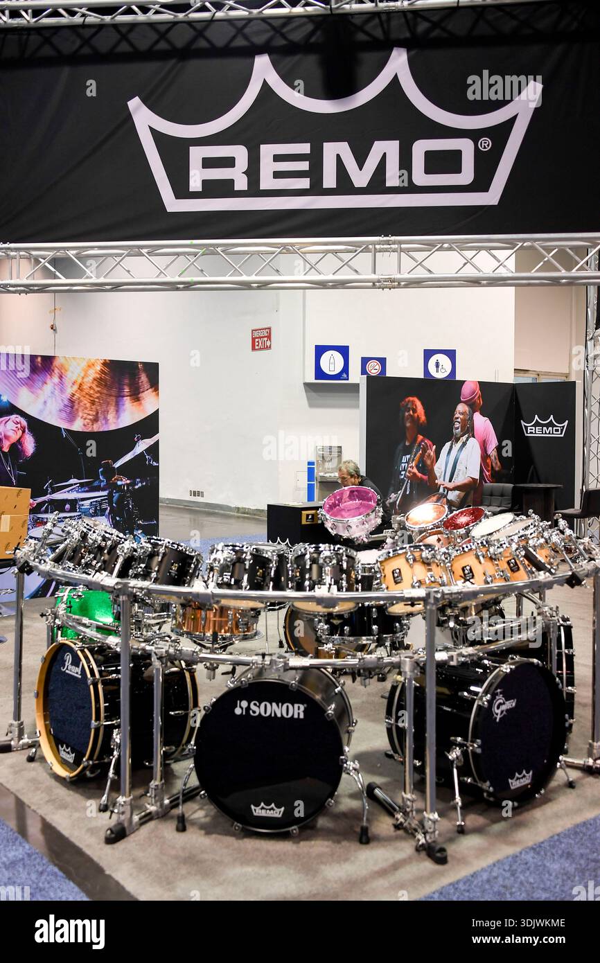 24 gennaio 2026, Anaheim, CA, Stati Uniti: Il Winter NAMM Show di Anaheim è la worldâ più grande fiera del settore musicâ, dove produttori, rivenditori, artisti e media si riuniscono per lanciare attrezzature, fare rete e partecipare a concerti e sessioni di formazione. più di 4.000 marchi e più di 90â paesi hanno rappresentato negli ultimi anni, lanciando nuovi strumenti, apparecchiature audio proâ e prodotti tecnologici musicâ. (Immagine di credito: © Dave Safley/ZUMA Press Wire) SOLO PER USO EDITORIALE! Non per USO commerciale! Foto Stock