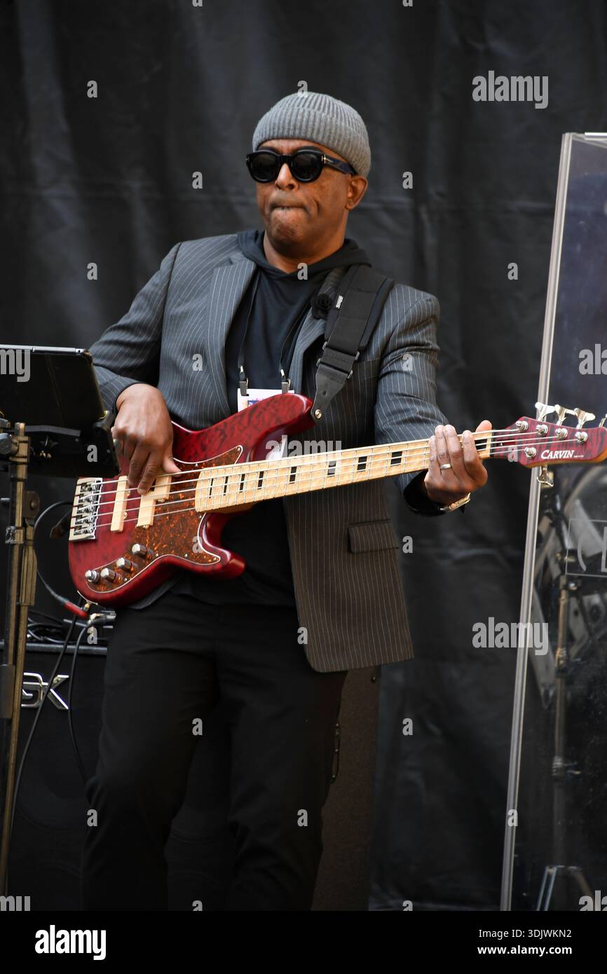 24 gennaio 2026, Anaheim, CA, Stati Uniti: Il Winter NAMM Show di Anaheim è la worldâ più grande fiera del settore musicâ, dove produttori, rivenditori, artisti e media si riuniscono per lanciare attrezzature, fare rete e partecipare a concerti e sessioni di formazione. più di 4.000 marchi e più di 90â paesi hanno rappresentato negli ultimi anni, lanciando nuovi strumenti, apparecchiature audio proâ e prodotti tecnologici musicâ. (Immagine di credito: © Dave Safley/ZUMA Press Wire) SOLO PER USO EDITORIALE! Non per USO commerciale! Foto Stock