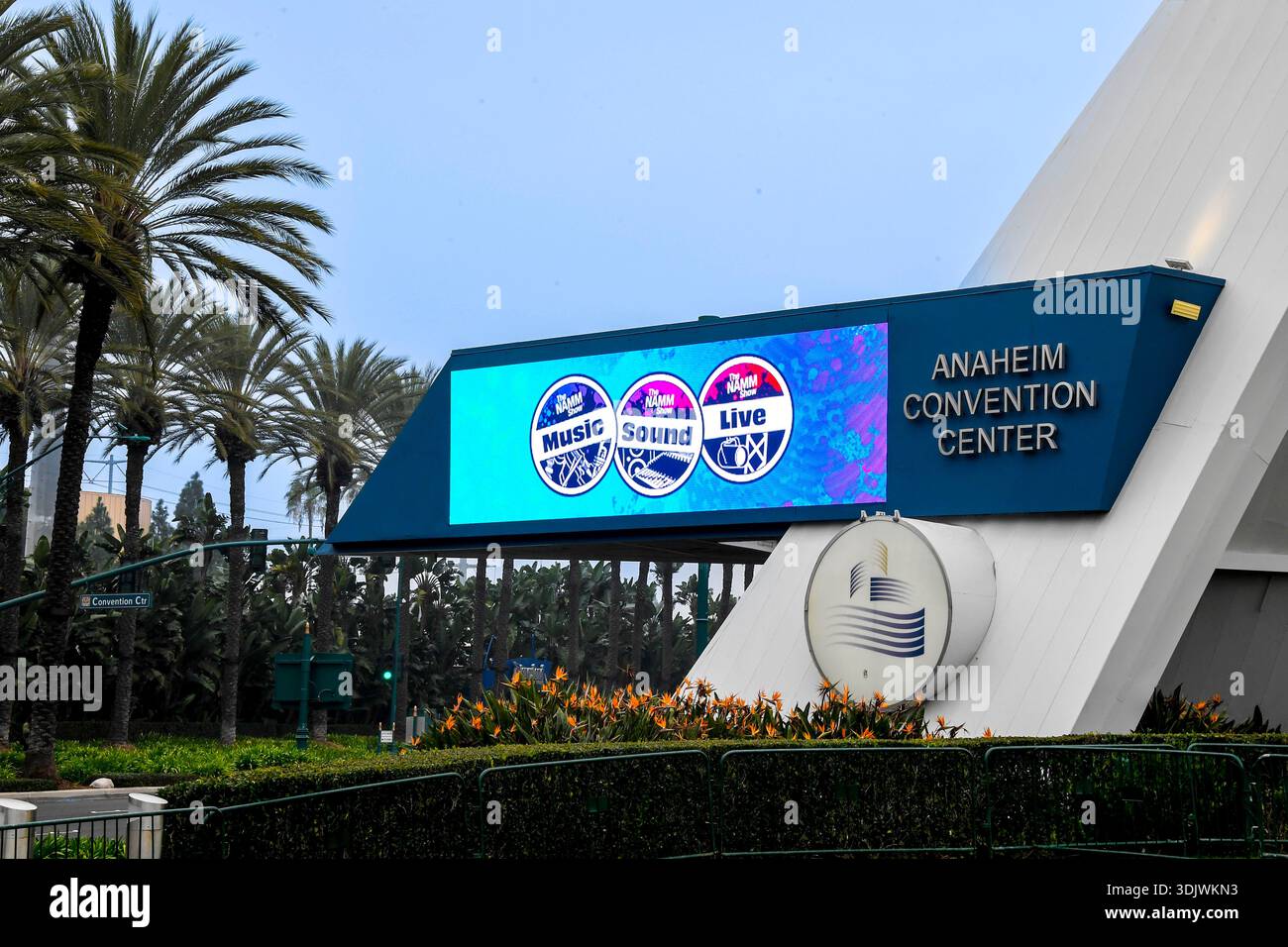 24 gennaio 2026, Anaheim, CA, Stati Uniti: Il Winter NAMM Show di Anaheim è la worldâ più grande fiera del settore musicâ, dove produttori, rivenditori, artisti e media si riuniscono per lanciare attrezzature, fare rete e partecipare a concerti e sessioni di formazione. più di 4.000 marchi e più di 90â paesi hanno rappresentato negli ultimi anni, lanciando nuovi strumenti, apparecchiature audio proâ e prodotti tecnologici musicâ. (Immagine di credito: © Dave Safley/ZUMA Press Wire) SOLO PER USO EDITORIALE! Non per USO commerciale! Foto Stock