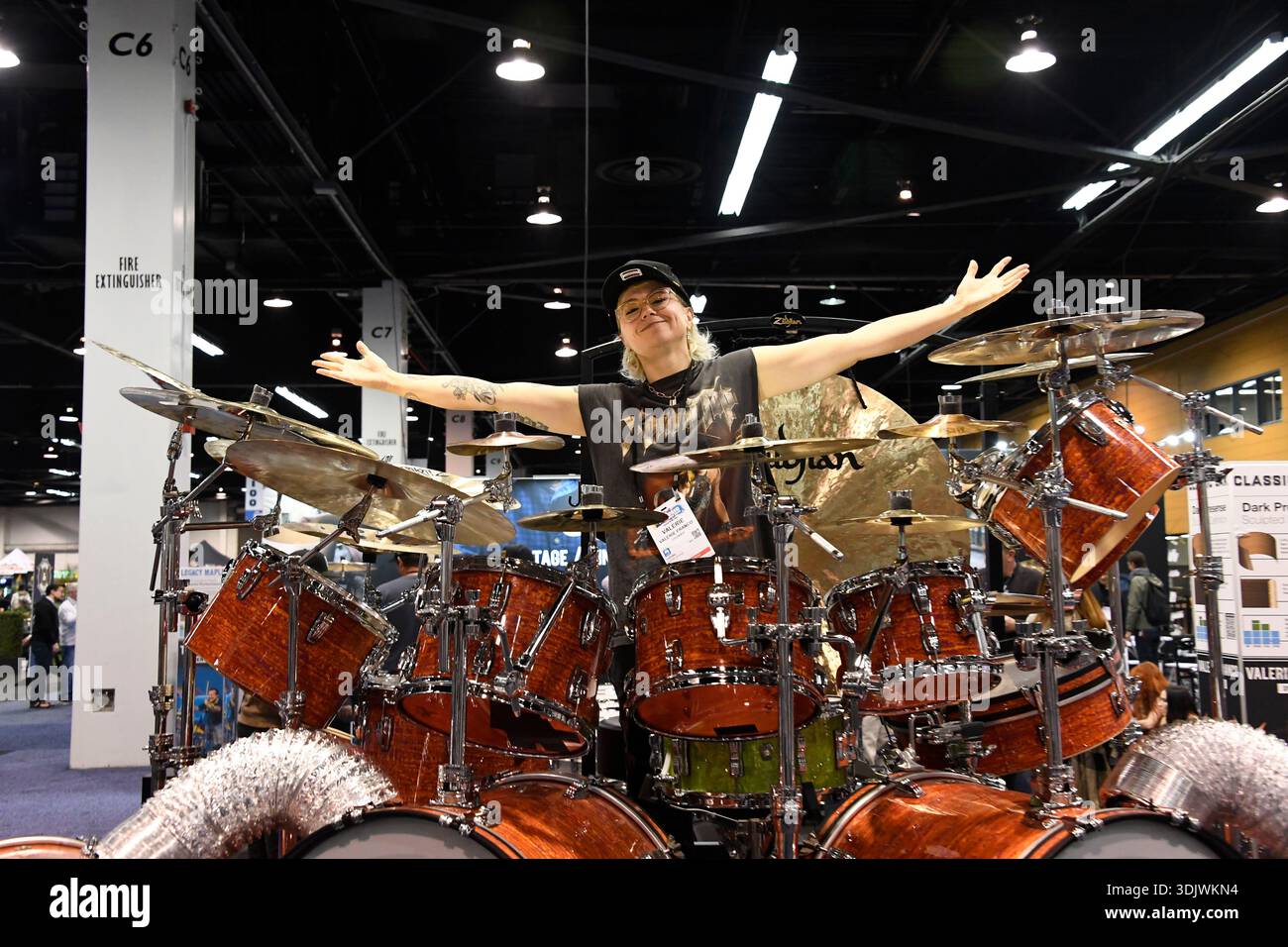 24 gennaio 2026, Anaheim, CA, Stati Uniti: Valerie Franco è presente al Winter NAMM Show di Anaheim è la worldâ più grande fiera musicâ settore in cui produttori, rivenditori, artisti e media si riuniscono per lanciare attrezzature, fare rete e partecipare a concerti e sessioni di formazione. più di 4.000 marchi e più di 90â paesi hanno rappresentato negli ultimi anni, lanciando nuovi strumenti, apparecchiature audio proâ e prodotti tecnologici musicâ. (Immagine di credito: © Dave Safley/ZUMA Press Wire) SOLO PER USO EDITORIALE! Non per USO commerciale! Foto Stock