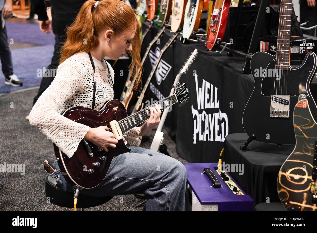 24 gennaio 2026, Anaheim, CA, Stati Uniti: Il Winter NAMM Show di Anaheim è la worldâ più grande fiera del settore musicâ, dove produttori, rivenditori, artisti e media si riuniscono per lanciare attrezzature, fare rete e partecipare a concerti e sessioni di formazione. più di 4.000 marchi e più di 90â paesi hanno rappresentato negli ultimi anni, lanciando nuovi strumenti, apparecchiature audio proâ e prodotti tecnologici musicâ. (Immagine di credito: © Dave Safley/ZUMA Press Wire) SOLO PER USO EDITORIALE! Non per USO commerciale! Foto Stock