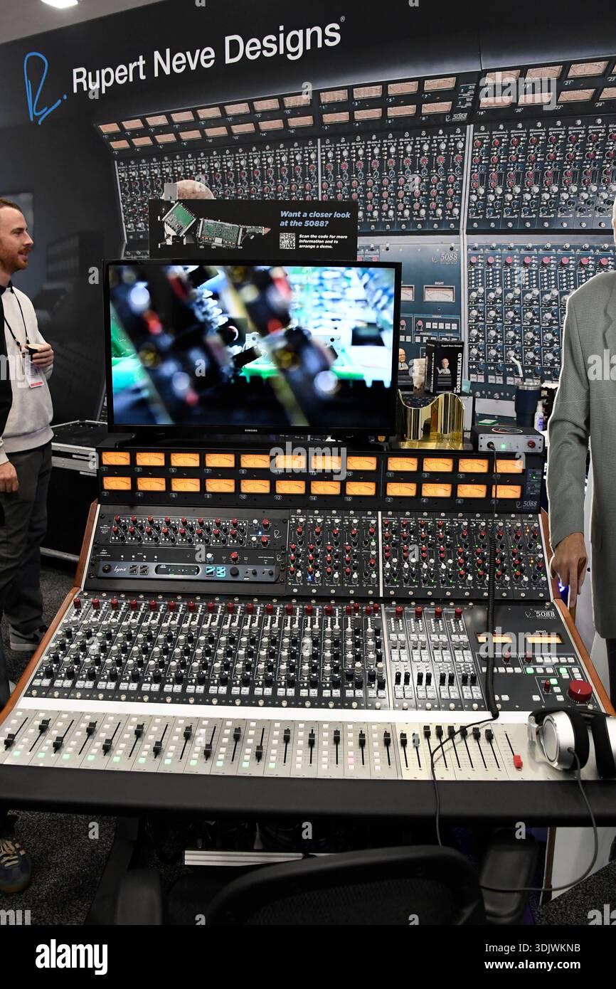24 gennaio 2026, Anaheim, CA, Stati Uniti: Il Winter NAMM Show di Anaheim è la worldâ più grande fiera del settore musicâ, dove produttori, rivenditori, artisti e media si riuniscono per lanciare attrezzature, fare rete e partecipare a concerti e sessioni di formazione. più di 4.000 marchi e più di 90â paesi hanno rappresentato negli ultimi anni, lanciando nuovi strumenti, apparecchiature audio proâ e prodotti tecnologici musicâ. (Immagine di credito: © Dave Safley/ZUMA Press Wire) SOLO PER USO EDITORIALE! Non per USO commerciale! Foto Stock