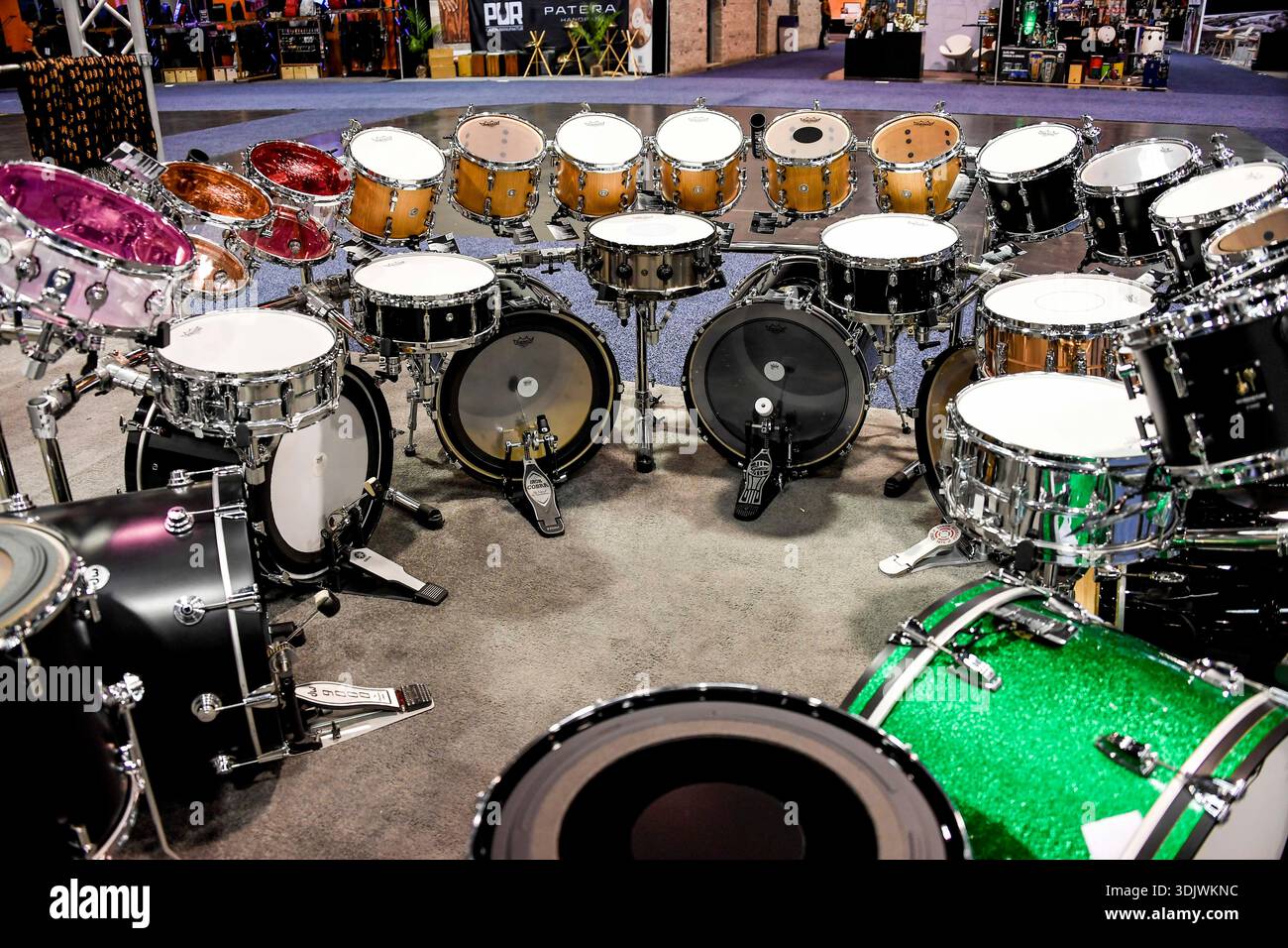 24 gennaio 2026, Anaheim, CA, Stati Uniti: Il Winter NAMM Show di Anaheim è la worldâ più grande fiera del settore musicâ, dove produttori, rivenditori, artisti e media si riuniscono per lanciare attrezzature, fare rete e partecipare a concerti e sessioni di formazione. più di 4.000 marchi e più di 90â paesi hanno rappresentato negli ultimi anni, lanciando nuovi strumenti, apparecchiature audio proâ e prodotti tecnologici musicâ. (Immagine di credito: © Dave Safley/ZUMA Press Wire) SOLO PER USO EDITORIALE! Non per USO commerciale! Foto Stock