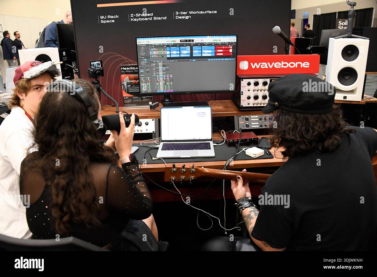 24 gennaio 2026, Anaheim, CA, Stati Uniti: Il Winter NAMM Show di Anaheim è la worldâ più grande fiera del settore musicâ, dove produttori, rivenditori, artisti e media si riuniscono per lanciare attrezzature, fare rete e partecipare a concerti e sessioni di formazione. più di 4.000 marchi e più di 90â paesi hanno rappresentato negli ultimi anni, lanciando nuovi strumenti, apparecchiature audio proâ e prodotti tecnologici musicâ. (Immagine di credito: © Dave Safley/ZUMA Press Wire) SOLO PER USO EDITORIALE! Non per USO commerciale! Foto Stock