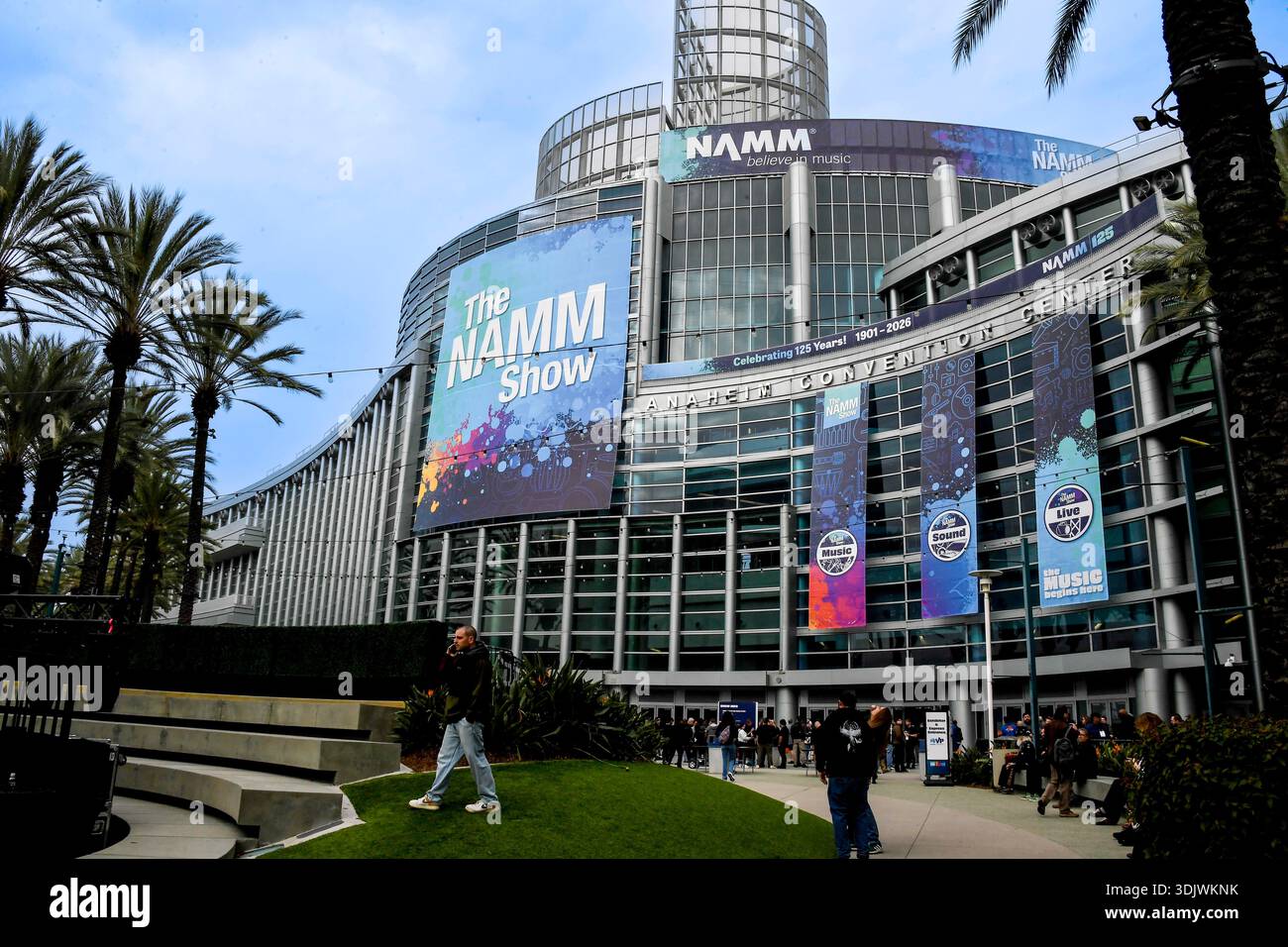 24 gennaio 2026, Anaheim, CA, Stati Uniti: Il Winter NAMM Show di Anaheim è la worldâ più grande fiera del settore musicâ, dove produttori, rivenditori, artisti e media si riuniscono per lanciare attrezzature, fare rete e partecipare a concerti e sessioni di formazione. più di 4.000 marchi e più di 90â paesi hanno rappresentato negli ultimi anni, lanciando nuovi strumenti, apparecchiature audio proâ e prodotti tecnologici musicâ. (Immagine di credito: © Dave Safley/ZUMA Press Wire) SOLO PER USO EDITORIALE! Non per USO commerciale! Foto Stock