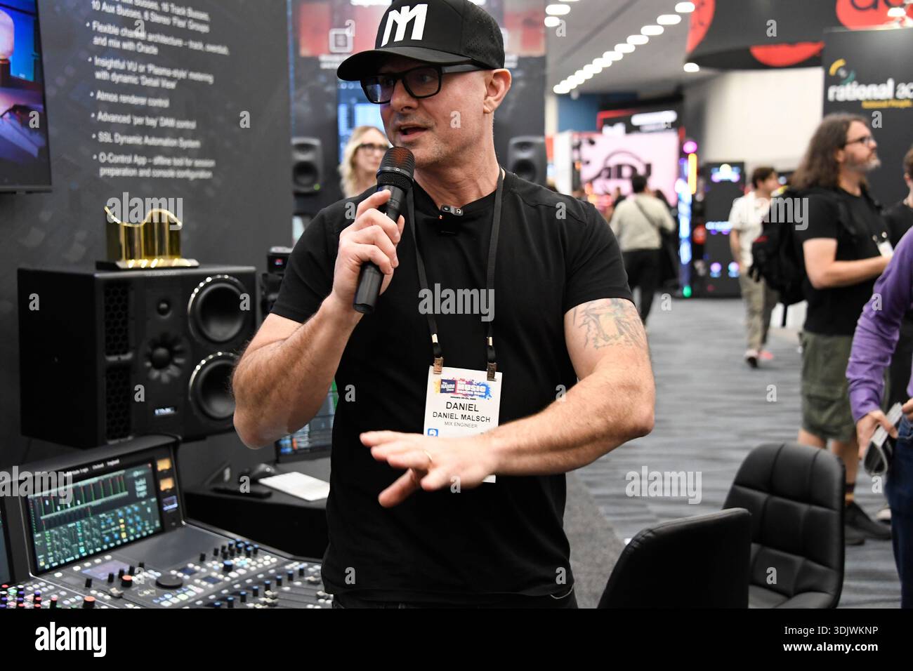 24 gennaio 2026, Anaheim, CA, Stati Uniti: Il Winter NAMM Show di Anaheim è la worldâ più grande fiera del settore musicâ, dove produttori, rivenditori, artisti e media si riuniscono per lanciare attrezzature, fare rete e partecipare a concerti e sessioni di formazione. più di 4.000 marchi e più di 90â paesi hanno rappresentato negli ultimi anni, lanciando nuovi strumenti, apparecchiature audio proâ e prodotti tecnologici musicâ. (Immagine di credito: © Dave Safley/ZUMA Press Wire) SOLO PER USO EDITORIALE! Non per USO commerciale! Foto Stock