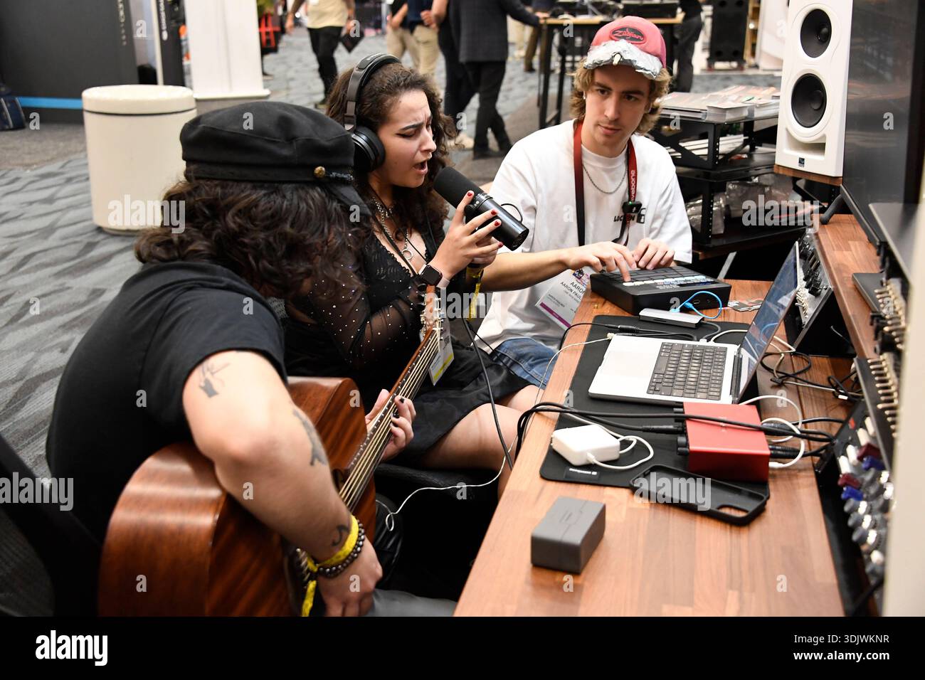 24 gennaio 2026, Anaheim, CA, Stati Uniti: Il Winter NAMM Show di Anaheim è la worldâ più grande fiera del settore musicâ, dove produttori, rivenditori, artisti e media si riuniscono per lanciare attrezzature, fare rete e partecipare a concerti e sessioni di formazione. più di 4.000 marchi e più di 90â paesi hanno rappresentato negli ultimi anni, lanciando nuovi strumenti, apparecchiature audio proâ e prodotti tecnologici musicâ. (Immagine di credito: © Dave Safley/ZUMA Press Wire) SOLO PER USO EDITORIALE! Non per USO commerciale! Foto Stock