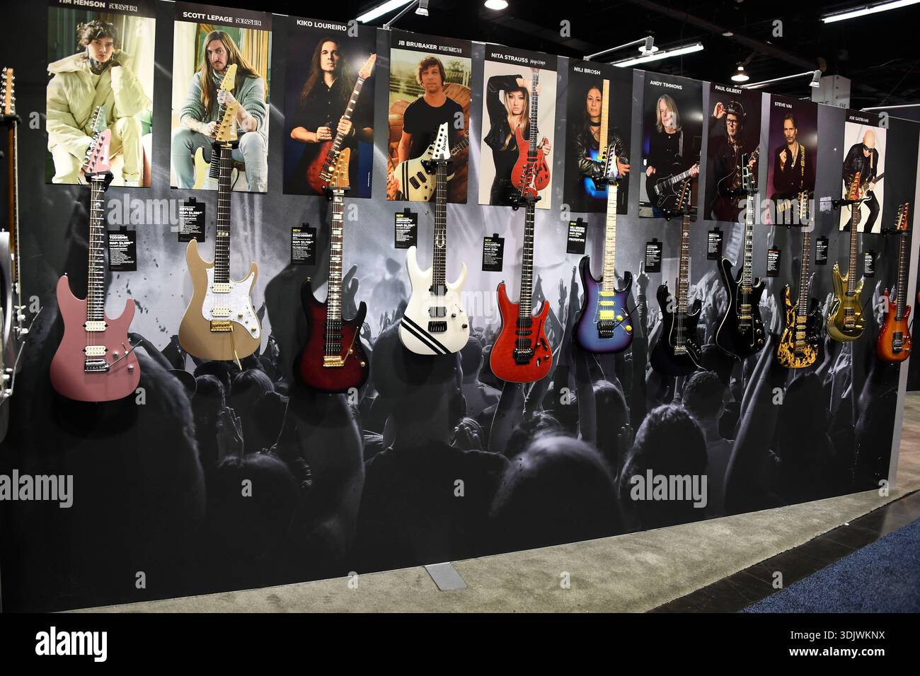 24 gennaio 2026, Anaheim, CA, Stati Uniti: Il Winter NAMM Show di Anaheim è la worldâ più grande fiera del settore musicâ, dove produttori, rivenditori, artisti e media si riuniscono per lanciare attrezzature, fare rete e partecipare a concerti e sessioni di formazione. più di 4.000 marchi e più di 90â paesi hanno rappresentato negli ultimi anni, lanciando nuovi strumenti, apparecchiature audio proâ e prodotti tecnologici musicâ. (Immagine di credito: © Dave Safley/ZUMA Press Wire) SOLO PER USO EDITORIALE! Non per USO commerciale! Foto Stock