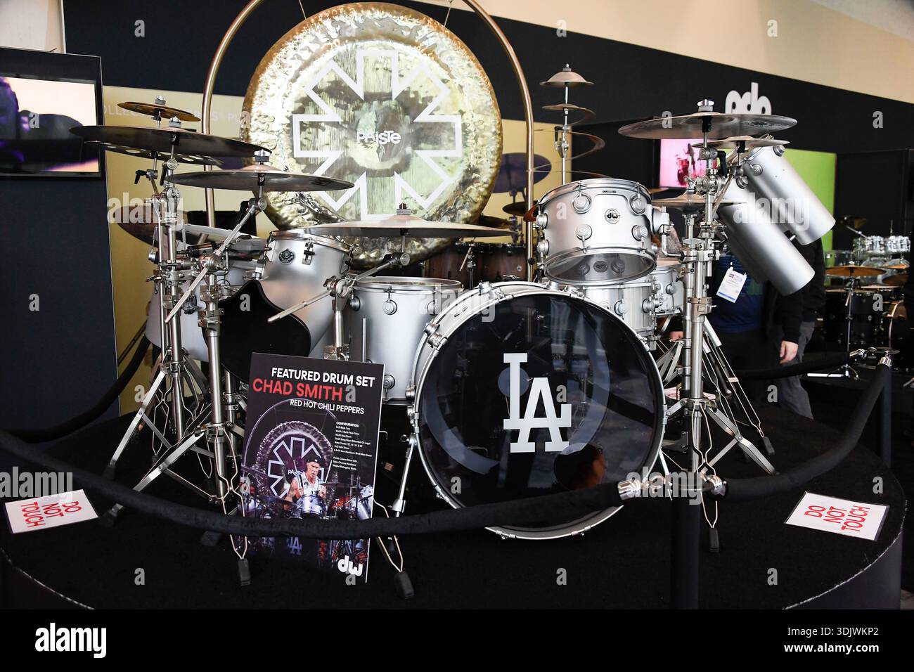 24 gennaio 2026, Anaheim, CA, Stati Uniti: Il Winter NAMM Show di Anaheim è la worldâ più grande fiera del settore musicâ, dove produttori, rivenditori, artisti e media si riuniscono per lanciare attrezzature, fare rete e partecipare a concerti e sessioni di formazione. più di 4.000 marchi e più di 90â paesi hanno rappresentato negli ultimi anni, lanciando nuovi strumenti, apparecchiature audio proâ e prodotti tecnologici musicâ. (Immagine di credito: © Dave Safley/ZUMA Press Wire) SOLO PER USO EDITORIALE! Non per USO commerciale! Foto Stock