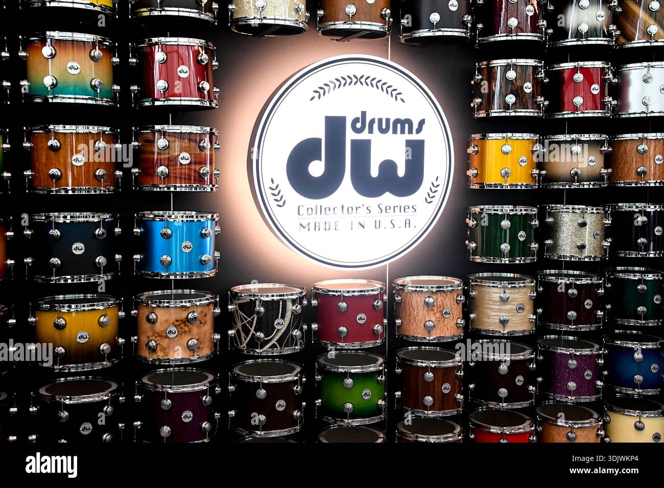 24 gennaio 2026, Anaheim, CA, Stati Uniti: Il Winter NAMM Show di Anaheim è la worldâ più grande fiera del settore musicâ, dove produttori, rivenditori, artisti e media si riuniscono per lanciare attrezzature, fare rete e partecipare a concerti e sessioni di formazione. più di 4.000 marchi e più di 90â paesi hanno rappresentato negli ultimi anni, lanciando nuovi strumenti, apparecchiature audio proâ e prodotti tecnologici musicâ. (Immagine di credito: © Dave Safley/ZUMA Press Wire) SOLO PER USO EDITORIALE! Non per USO commerciale! Foto Stock