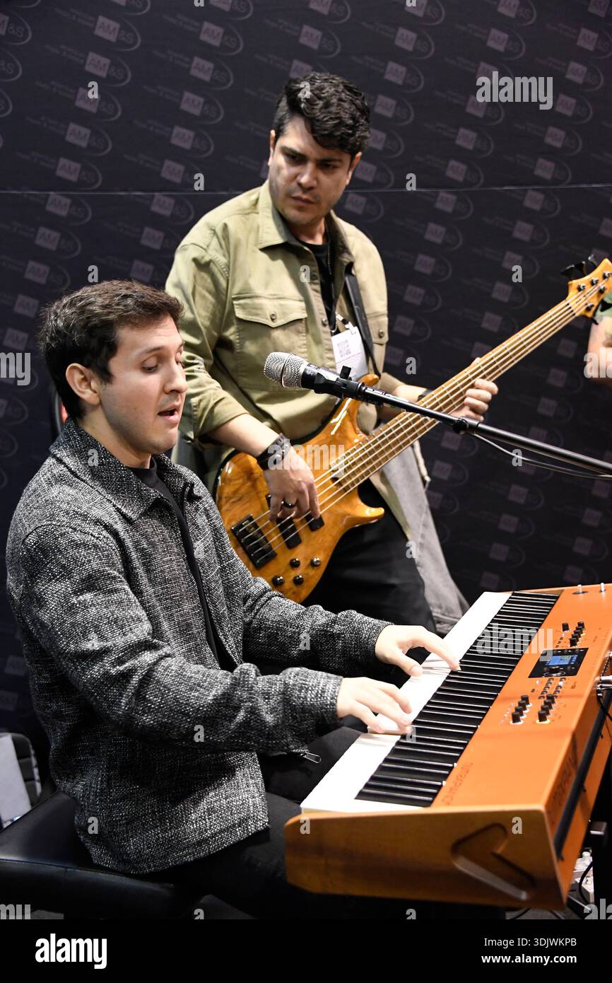 24 gennaio 2026, Anaheim, CA, Stati Uniti: Il Winter NAMM Show di Anaheim è la worldâ più grande fiera del settore musicâ, dove produttori, rivenditori, artisti e media si riuniscono per lanciare attrezzature, fare rete e partecipare a concerti e sessioni di formazione. più di 4.000 marchi e più di 90â paesi hanno rappresentato negli ultimi anni, lanciando nuovi strumenti, apparecchiature audio proâ e prodotti tecnologici musicâ. (Immagine di credito: © Dave Safley/ZUMA Press Wire) SOLO PER USO EDITORIALE! Non per USO commerciale! Foto Stock