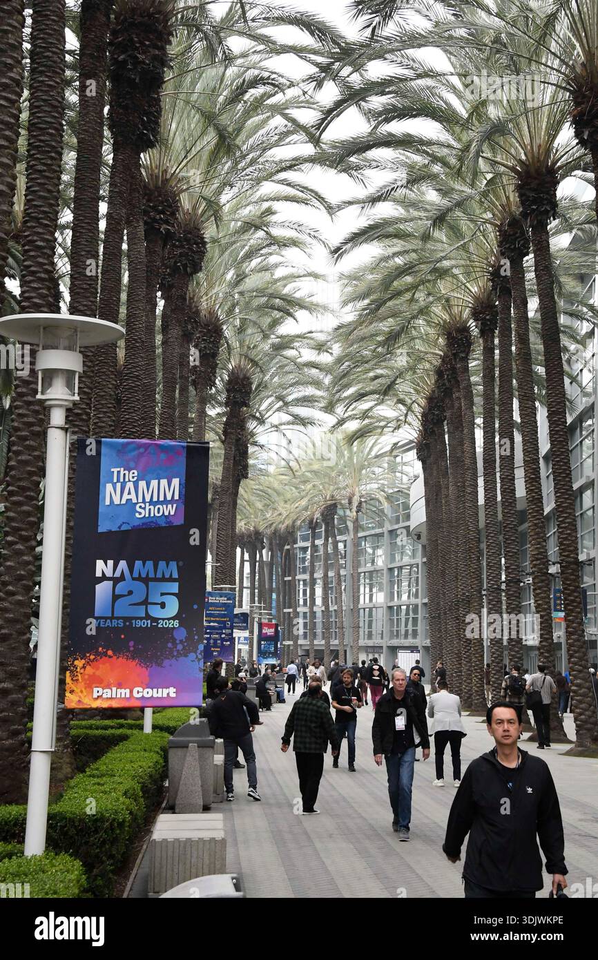 24 gennaio 2026, Anaheim, CA, Stati Uniti: Il Winter NAMM Show di Anaheim è la worldâ più grande fiera del settore musicâ, dove produttori, rivenditori, artisti e media si riuniscono per lanciare attrezzature, fare rete e partecipare a concerti e sessioni di formazione. più di 4.000 marchi e più di 90â paesi hanno rappresentato negli ultimi anni, lanciando nuovi strumenti, apparecchiature audio proâ e prodotti tecnologici musicâ. (Immagine di credito: © Dave Safley/ZUMA Press Wire) SOLO PER USO EDITORIALE! Non per USO commerciale! Foto Stock