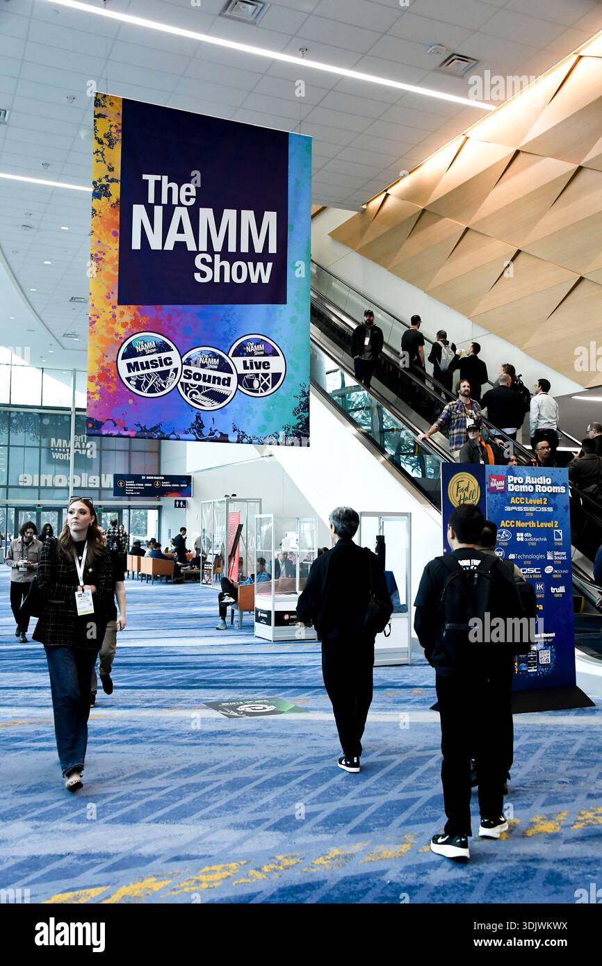 24 gennaio 2026, Anaheim, CA, Stati Uniti: Il Winter NAMM Show di Anaheim è la worldâ più grande fiera del settore musicâ, dove produttori, rivenditori, artisti e media si riuniscono per lanciare attrezzature, fare rete e partecipare a concerti e sessioni di formazione. più di 4.000 marchi e più di 90â paesi hanno rappresentato negli ultimi anni, lanciando nuovi strumenti, apparecchiature audio proâ e prodotti tecnologici musicâ. (Immagine di credito: © Dave Safley/ZUMA Press Wire) SOLO PER USO EDITORIALE! Non per USO commerciale! Foto Stock