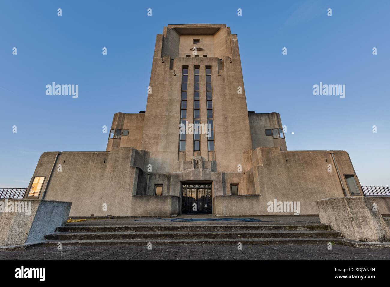 Vista dall'angolo basso del monumentale edificio principale Art Deco di radio Kootwijk, un'iconica ex stazione radio in una riserva naturale olandese. Foto Stock