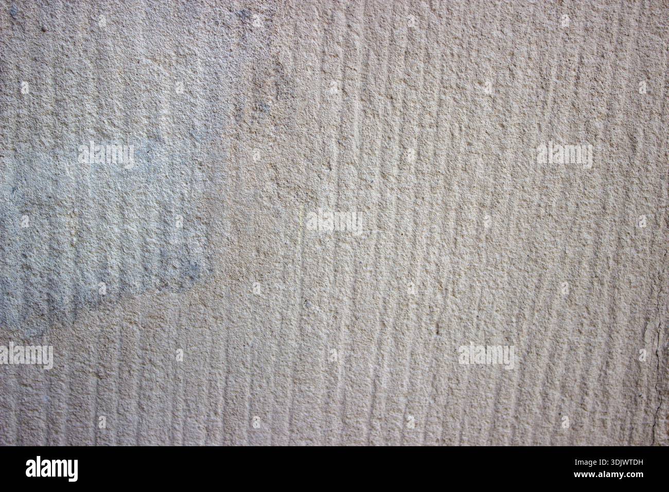 Primo piano di pareti in gesso chiaro con una trama ruvida e un sottile motivo verticale utilizzato come sfondo neutro per interni o conc Foto Stock