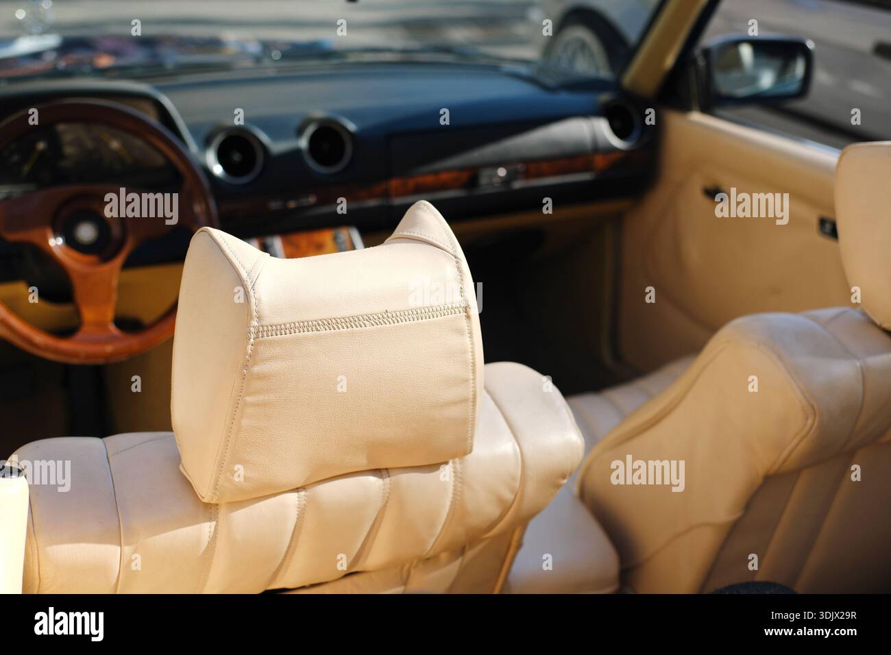Minsk, Bielorussia - 10 aprile 2025: Lussuosi sedili in pelle e cruscotto di un'auto moderna, che enfatizzano il comfort e l'eleganza nel design automobilistico Foto Stock