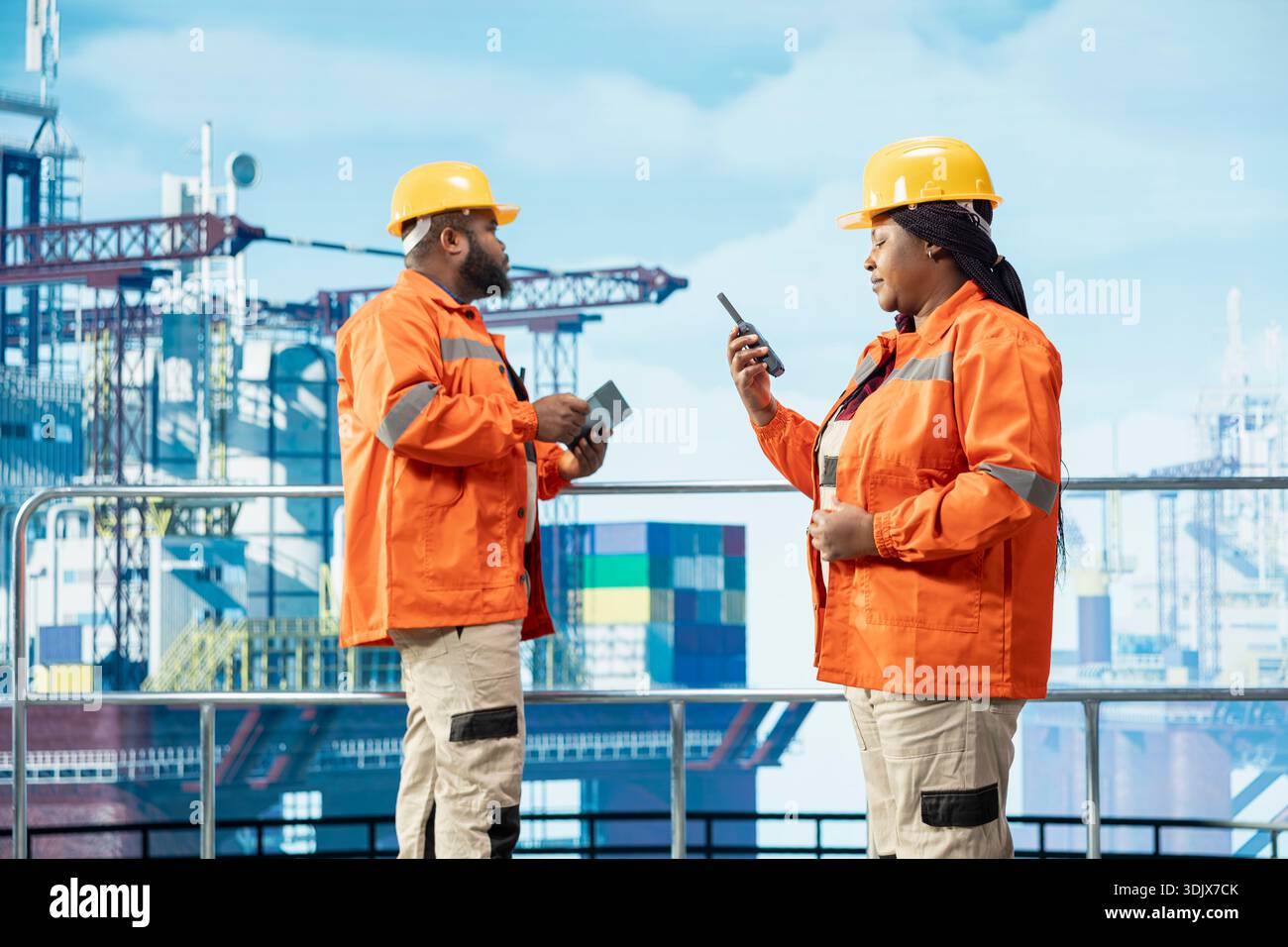 Responsabile dell'installazione offshore e supervisione professionale delle operazioni di coperta, garantendo la conformità ai protocolli di sicurezza. Lavoratori delle aziende di combustibili fossili che effettuano interventi di manutenzione preventiva sui carri di perforazione Foto Stock