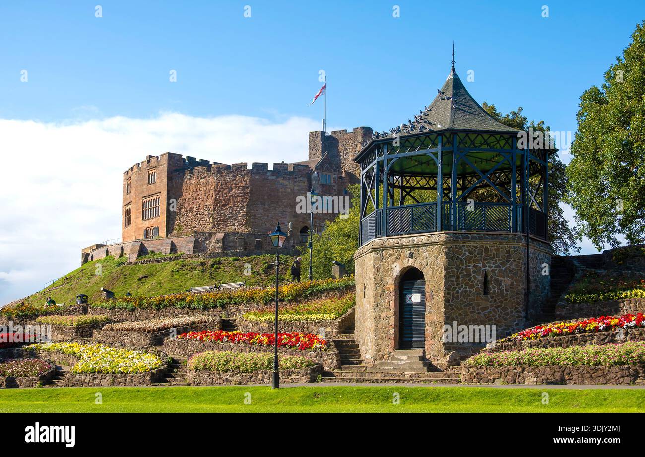 Castello di Tamworth e tribuna vittoriana a Castle Grounds, Tamworth, Staffordshire, Inghilterra, Regno Unito Foto Stock