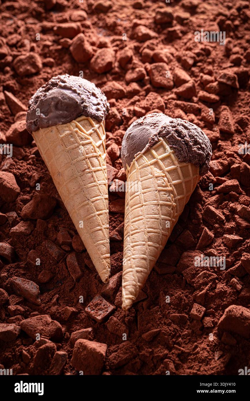Gelato al cioccolato marrone con pezzi di cioccolato nel cono. Cono gelato al cioccolato. Foto Stock