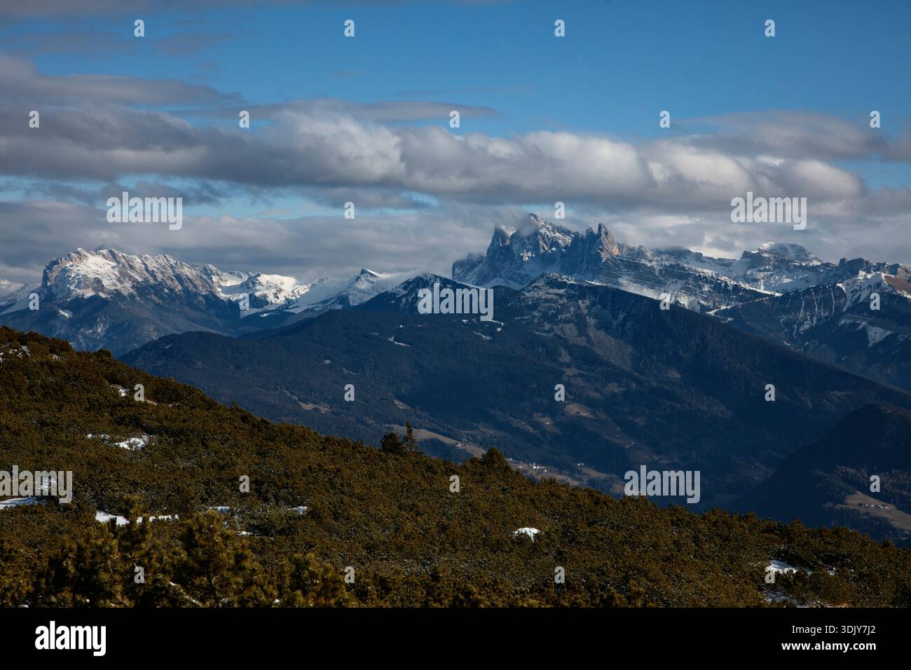 Le montagne dolomitiche e il Corno del Renon in alto Adige, come si vede dal comprensorio sciistico del Ritton Horn vicino a Klobenstein o Collolbo - Foto Stock