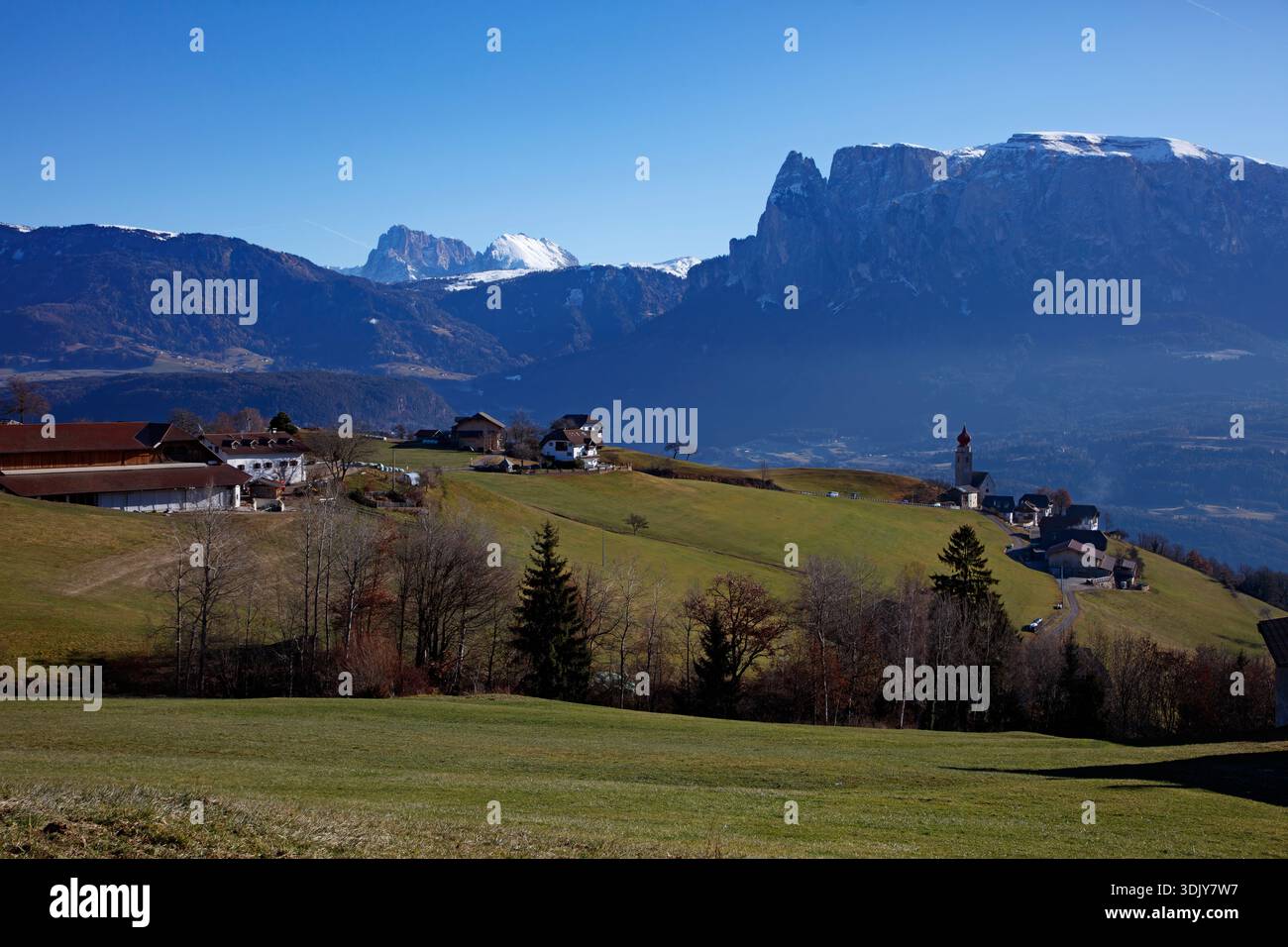 Chiesa di San Nicola nel piccolo paese di Mittelberg (Monte di mezzo), a fianco del gruppo Langkofel Sassolungo e del massiccio dello Sciliar nel Dolo Foto Stock
